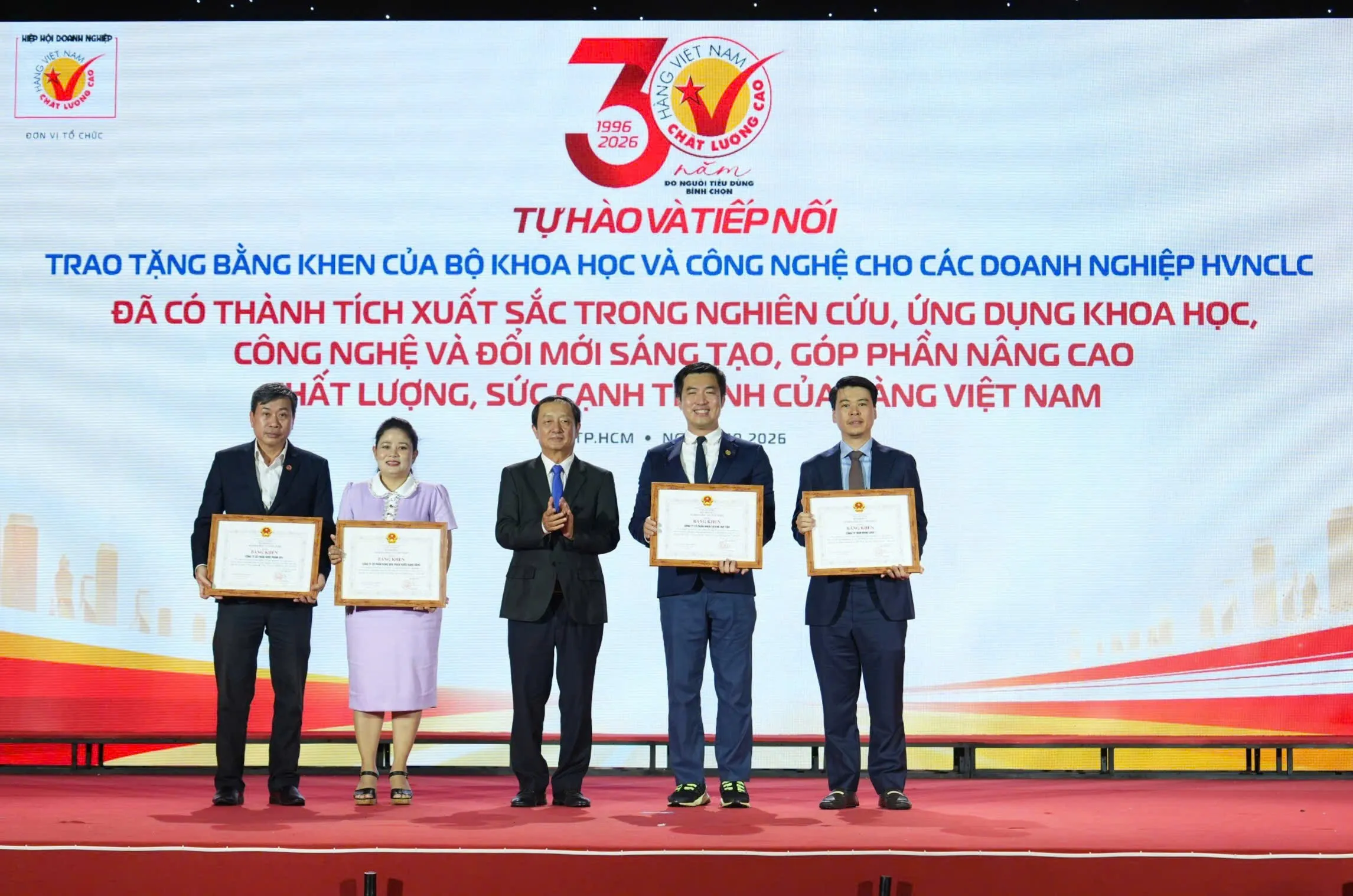 Trao tặng bằng khen của Bộ Khoa học và Công nghệ cho các doanh nghiệp HVNCLC - Ảnh Bá Nam