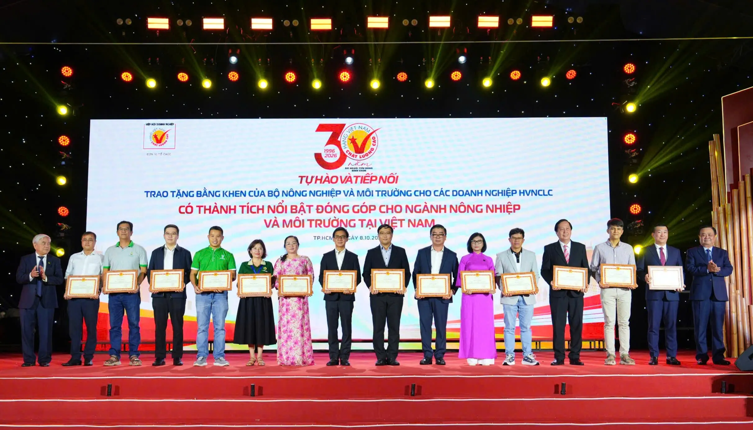 Trao tặng bằng khen của Bộ Nông nghiệp và Môi trường cho các doanh nghiệp HVNCLC - Ảnh Bá Nam