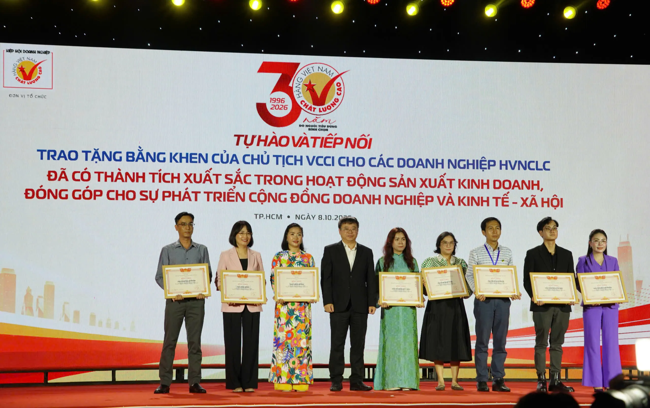 Trao tặng bằng khen của Chủ tịch VCCI cho các doanh nghiệp HVNCLC - Ảnh Bá Nam