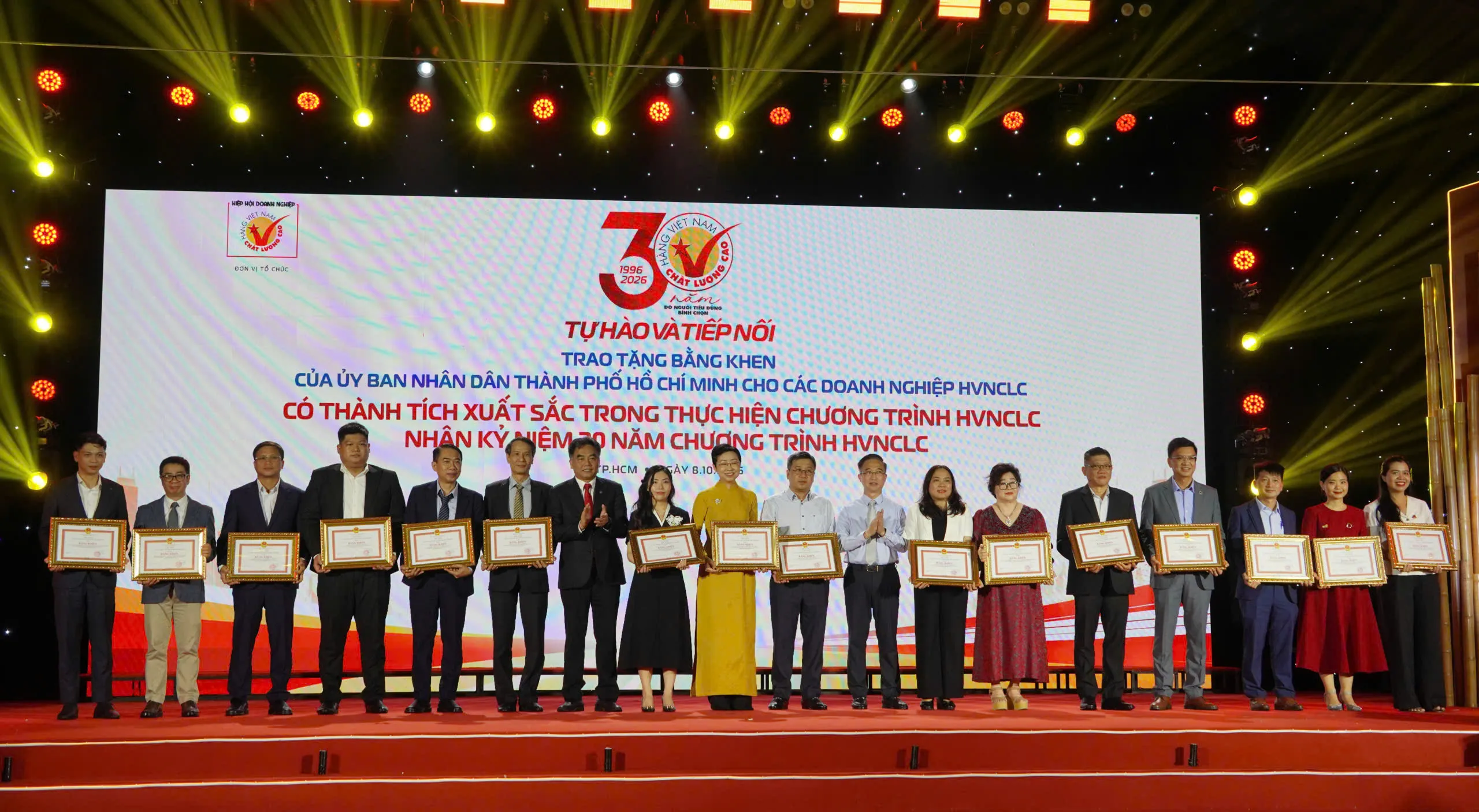 Trao tặng bằng khen của UBND TPHCM cho các doanh nghiệp HVNCLC có thành tích xuất sắc trong thực hiện chương trình - Ảnh Bá Nam