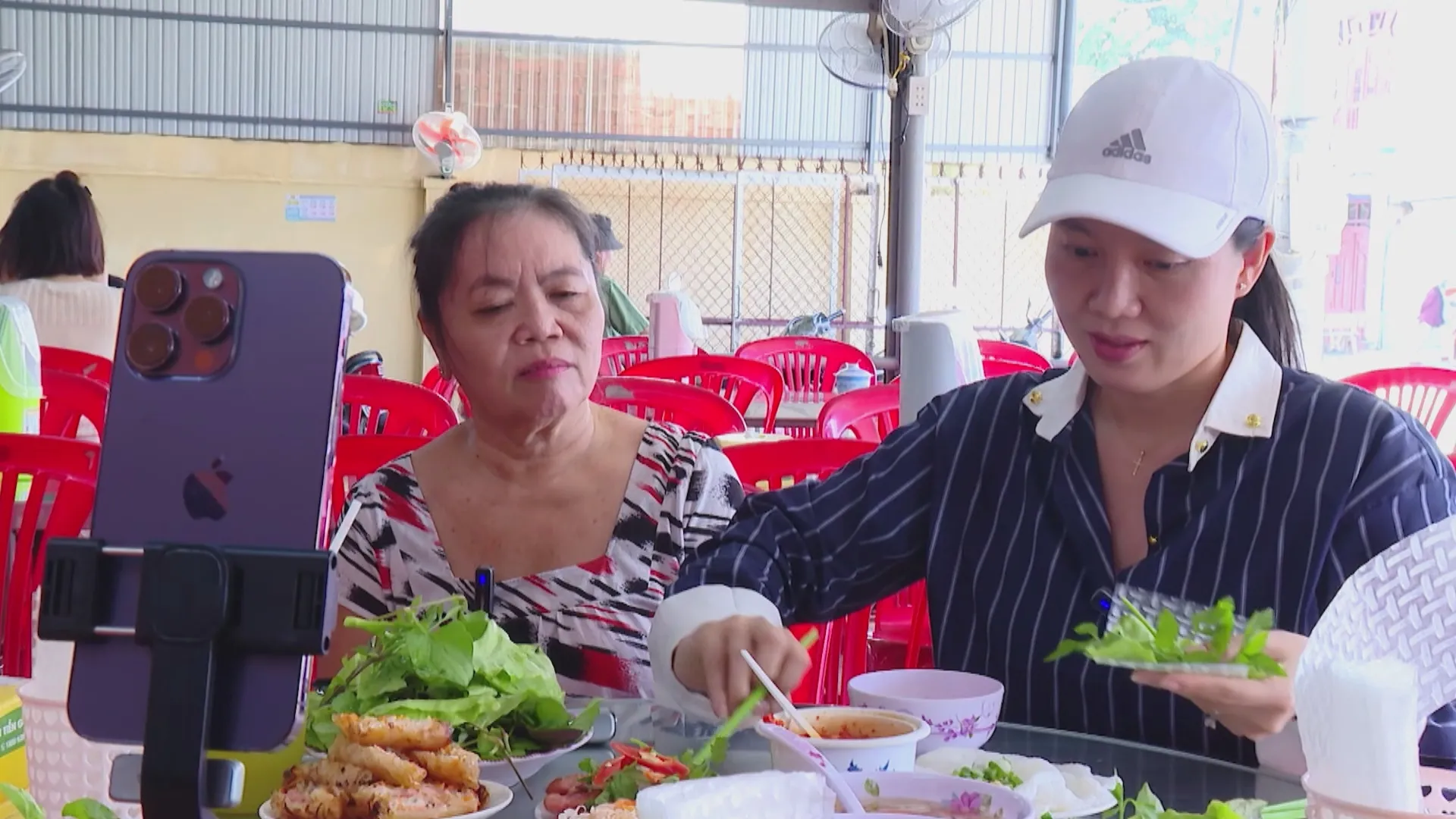 Công nghiệp hỗ trợ hướng đến nâng cao giá trị nội địa | Vươn Khơi - ngày 9/10/2026- Ảnh 5. Các bạn trẻ sử dụng công nghệ và các nền tảng số để hỗ trợ phát triển kinh tế địa phương