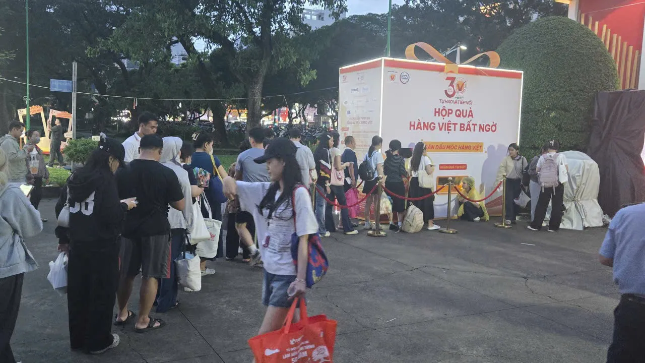 Xếp hàng dài tham gia hộp quà Hàng Việt bất ngờ săn dấu mốc hàng Việt - Ảnh Bá Nam