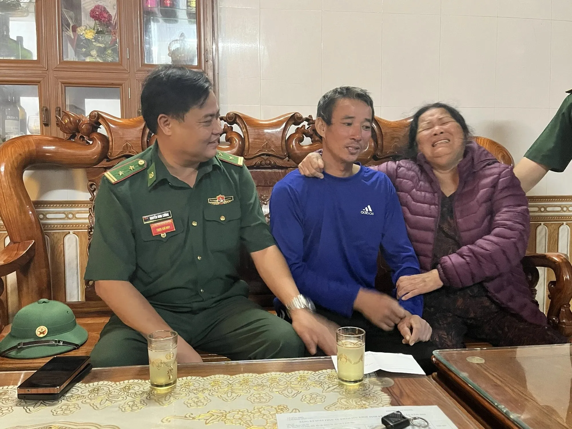 Người thân xúc động khi ông Cường trở về sau tai nạn - Ảnh: Thanh Lộc - Thanh Niên