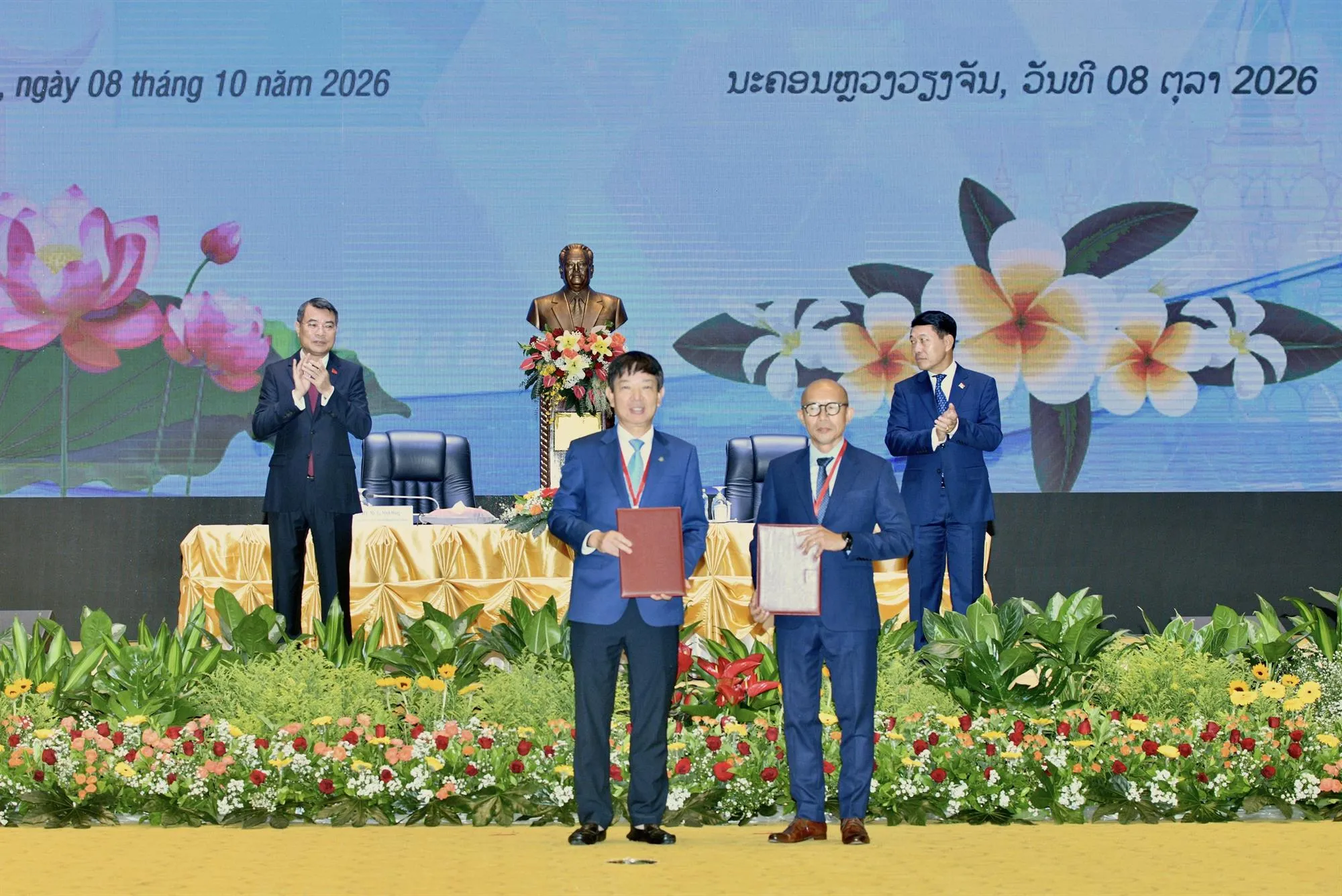 Ông Đinh Văn Tuấn, Phó Tổng Giám đốc Vietnam Airlines và Ông Inthy Deuansavanh, Chủ tịch Hiệp hội đại lý du lịch Lào (LATA) trao biên bản ghi nhớ hợp tác nhằm thúc đẩy phát triển các sản phẩm du lịch liên quốc gia