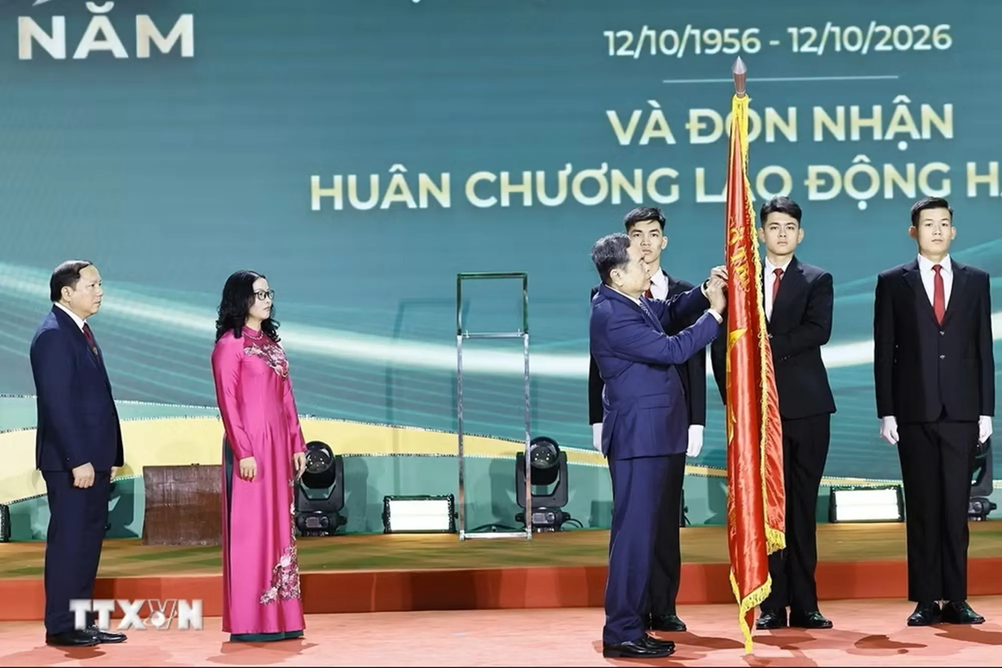 Chủ tịch Quốc hội Trần Thanh Mẫn trao Huân chương Lao động hạng Nhất cho Học viện Nông nghiệp Việt Nam (Ảnh: Doãn Tấn/TTXVN)