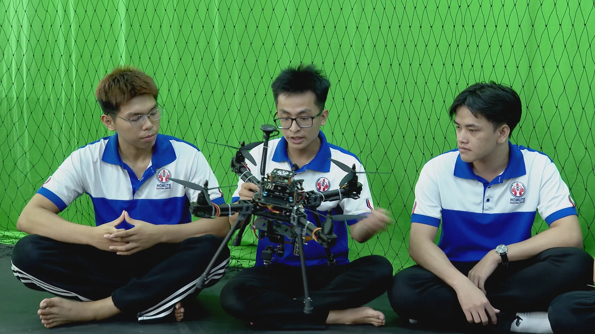 Sinh viên trường Đại học Công nghệ Kỹ thuật TP. Hồ Chí Minh học lý thuyết vận hành UAV