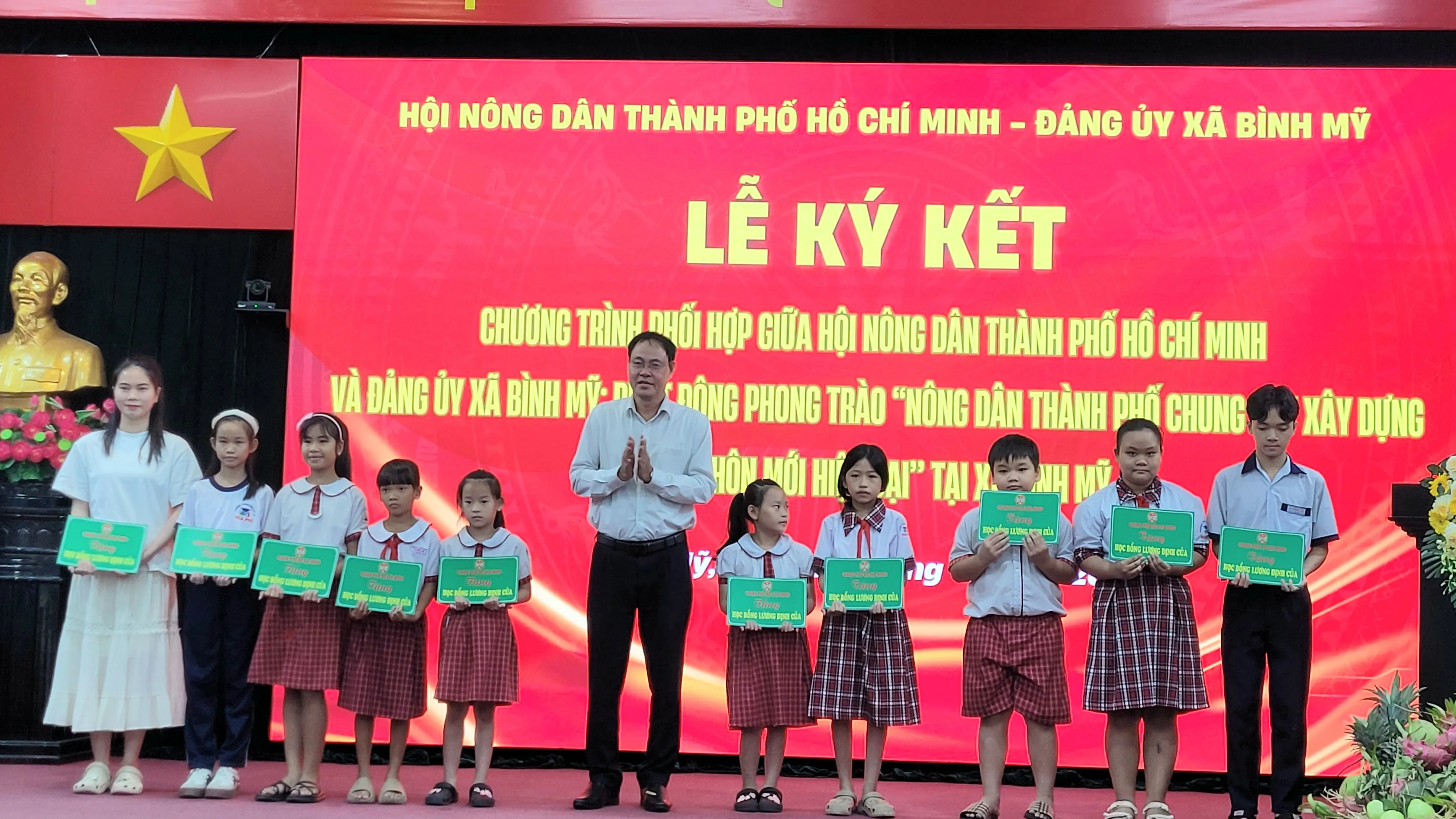 trao tặng 67 suất học bổng