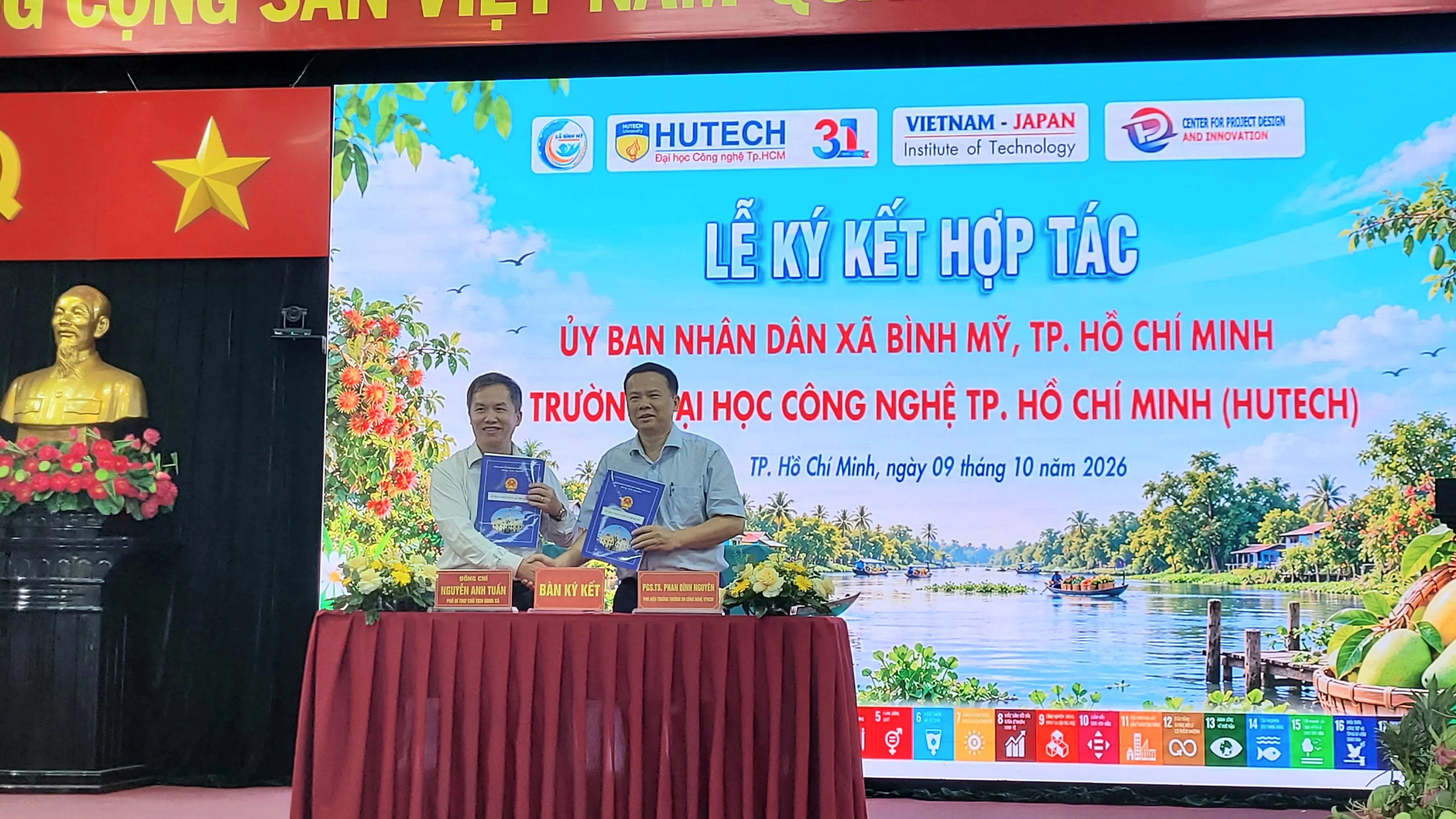 UBND xã Bình Mỹ thực hiện ký kết với các đơn vị đồng hành