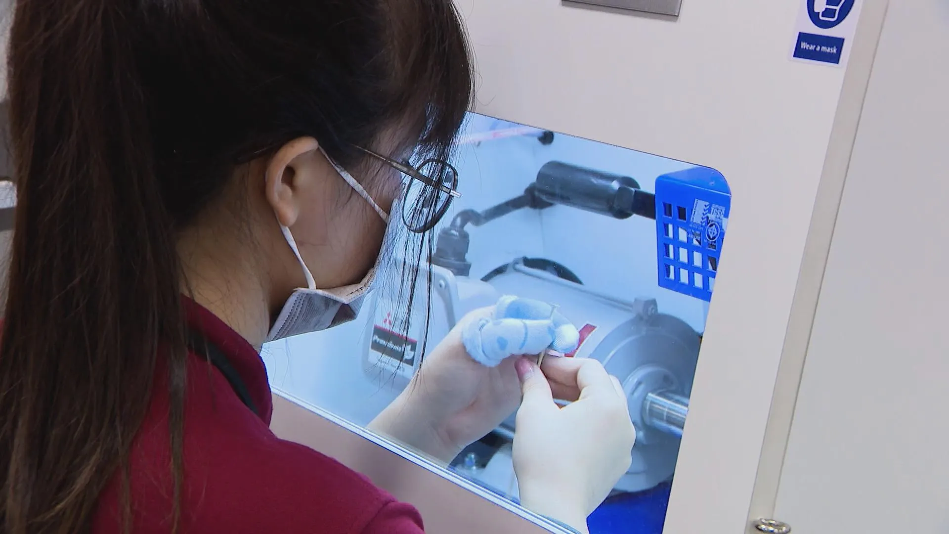 Tọa đàm Kết nối doanh nghiệp Việt trong chuỗi cung ứng toàn cầu tại Hà Nội - Ảnh 3. Người lao động kỹ thuật cao và dây chuyền sản xuất tự động hóa tại doanh nghiệp