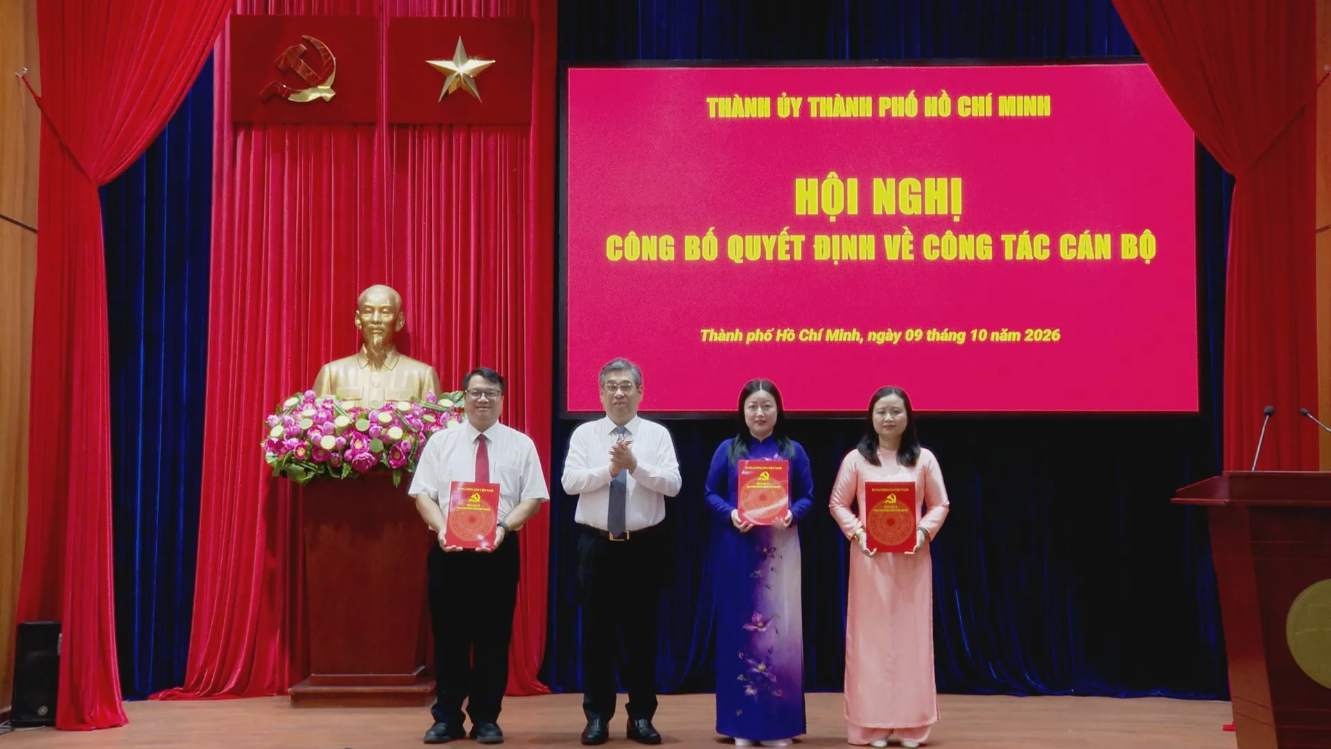 Công bố quyết định về công tác cán bộ