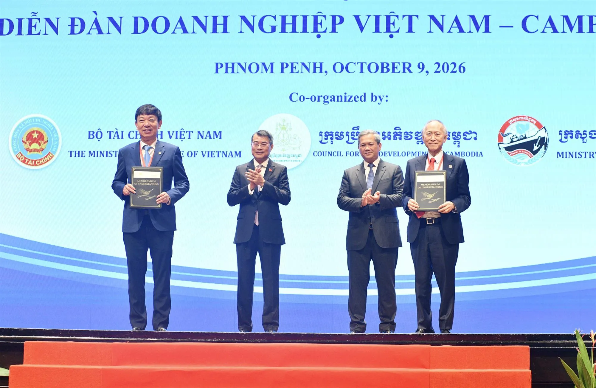 Ông Đinh Văn Tuấn, Phó Tổng Giám đốc Vietnam Airlines và ông Lok Neak Oknha Dr. Pung Kheav Se, Chủ tịch HĐQT CAIC trao biên bản hợp tác