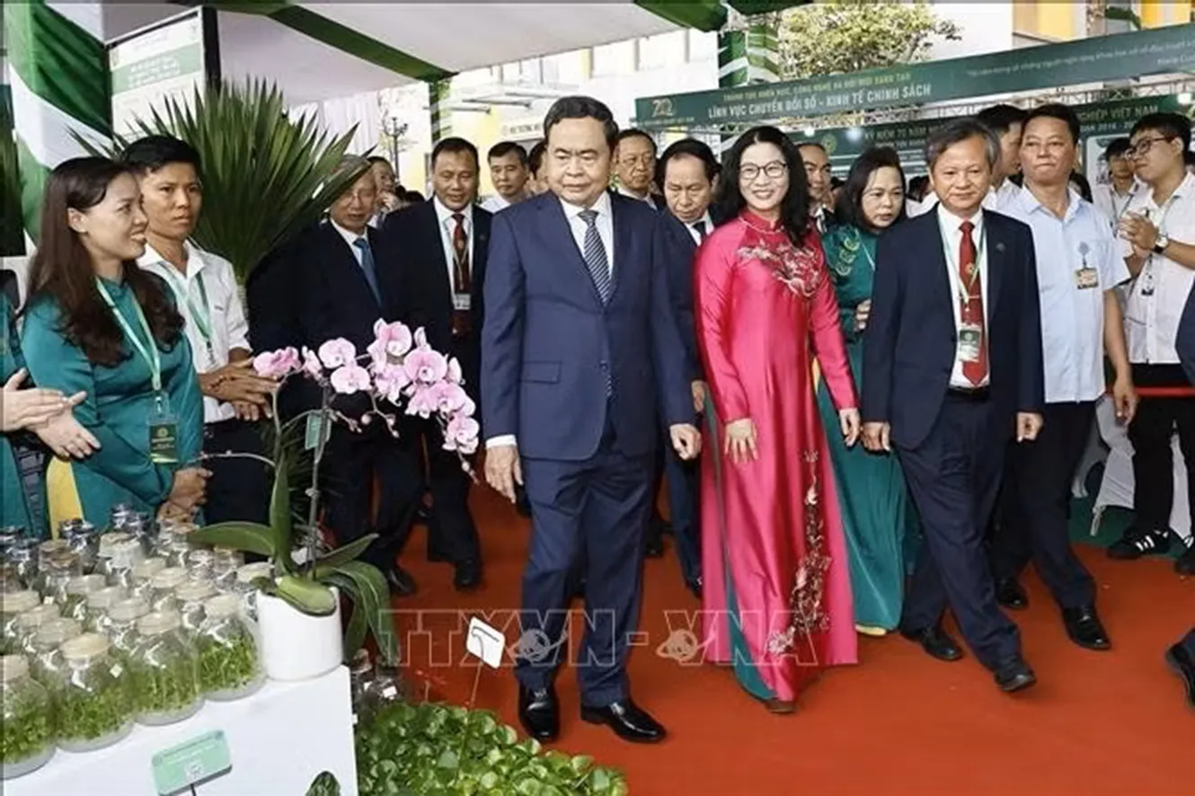 Chủ tịch Quốc hội Trần Thanh Mẫn và đại biểu tham quan trưng bày sản phẩm của Học viện Nông nghiệp Việt Nam (Ảnh: Doãn Tấn/TTXVN)