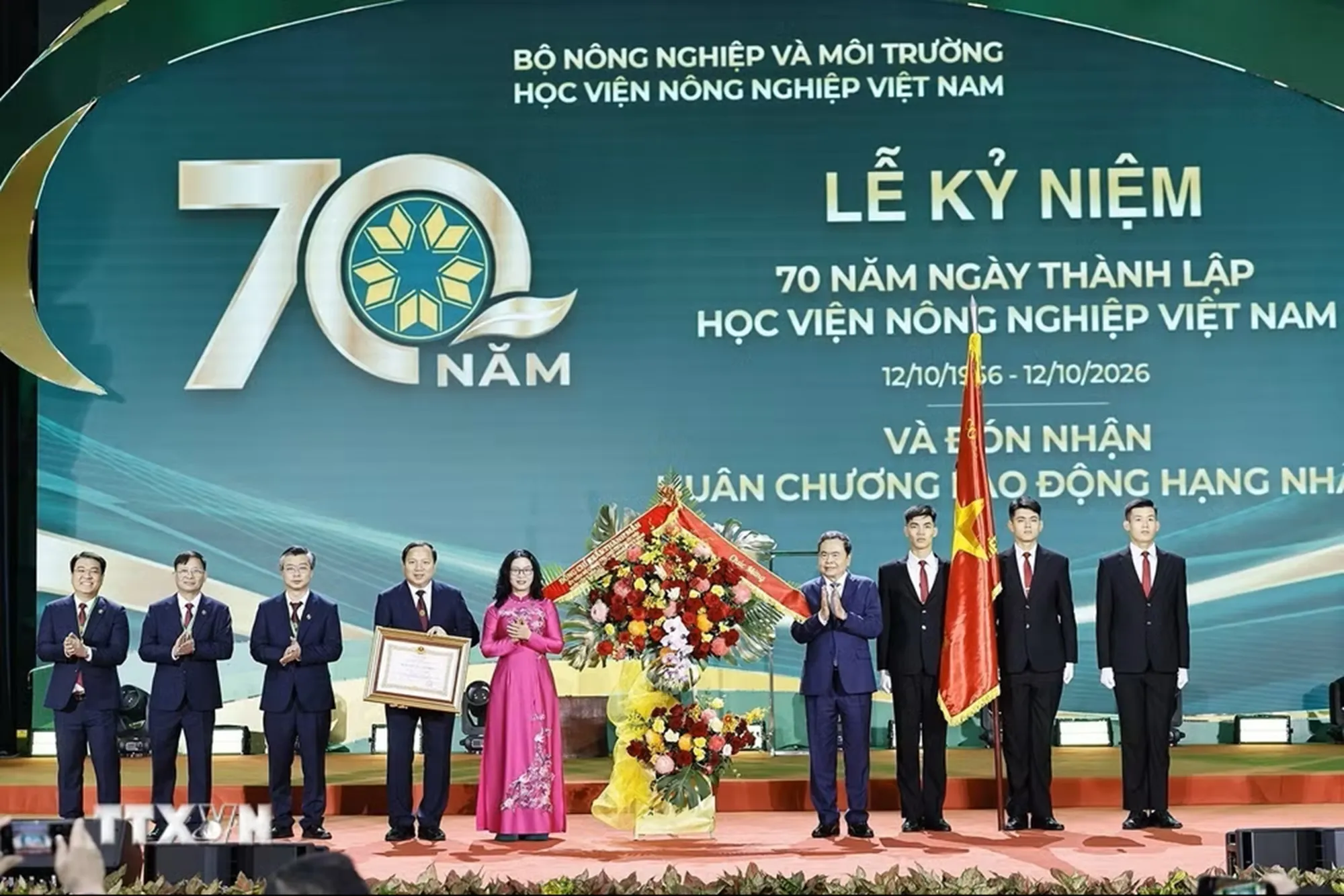 Chủ tịch Quốc hội Trần Thanh Mẫn trao Huân chương Lao động hạng Nhất cho Học viện Nông nghiệp Việt Nam (Ảnh: Doãn Tấn/TTXVN)
