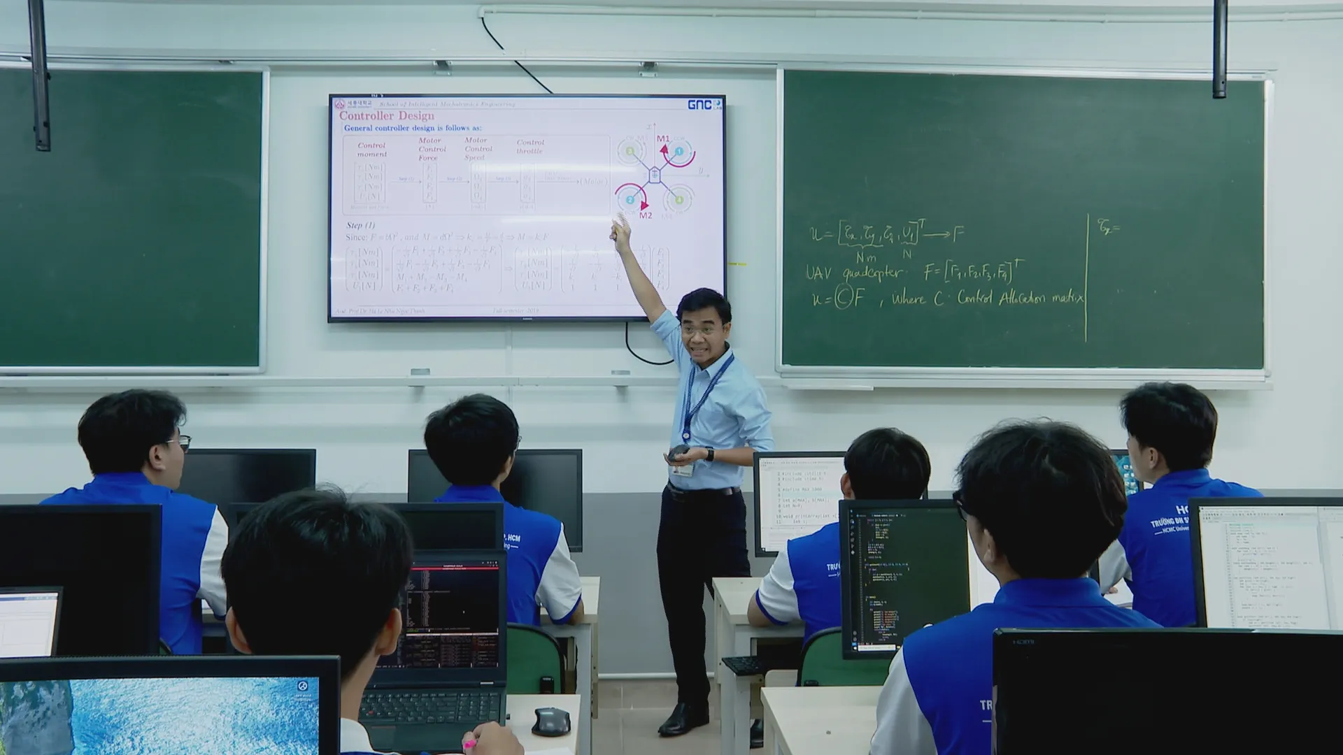 Sinh viên trường Đại học Công nghệ Kỹ thuật TP. Hồ Chí Minh học lý thuyết vận hành UAV