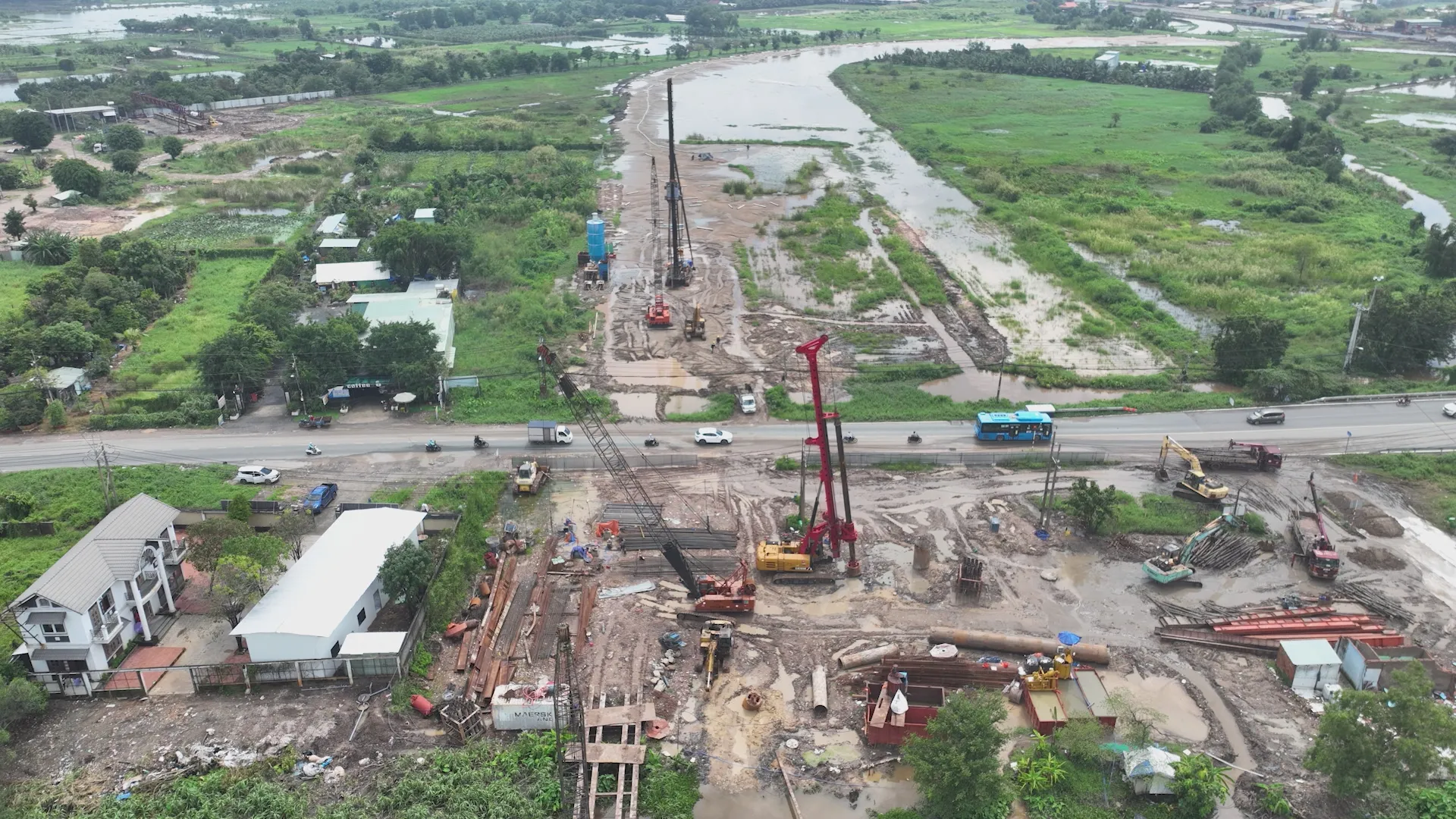 Máy móc, thiết bị được huy động thi công các hạng mục thuộc dự án cao tốc TP. Hồ Chí Minh - Mộc Bài