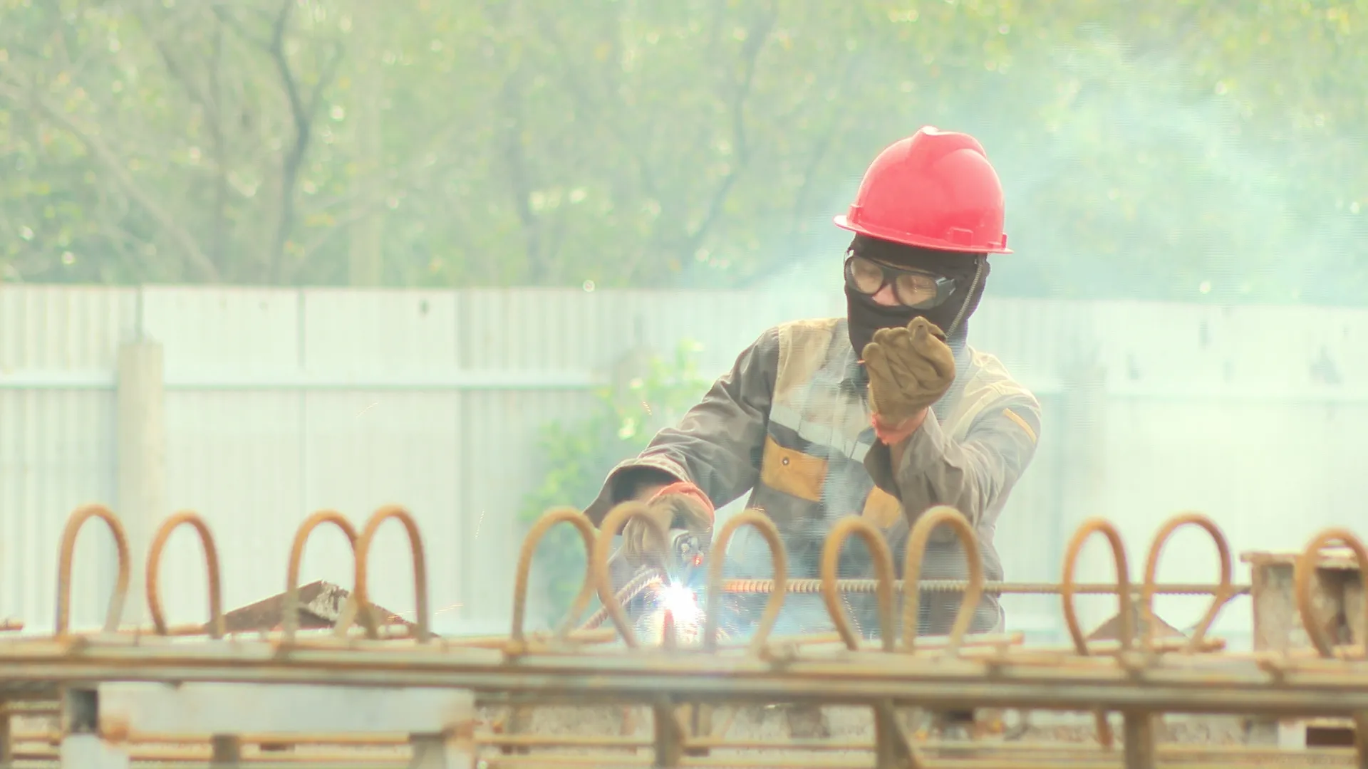 Công nhân thực hiện công tác hàn, gia công cốt thép phục vụ thi công các hạng mục xây dựng