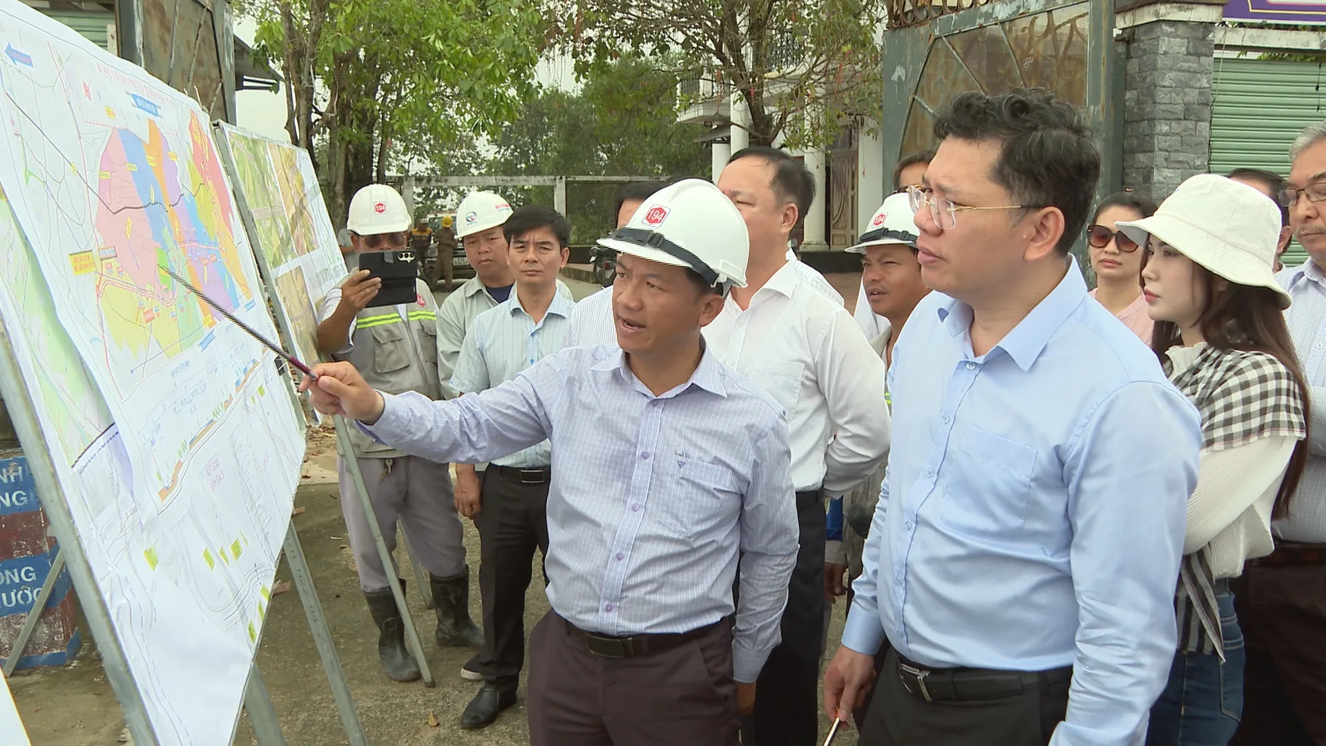 Đoàn công tác nghe báo cáo phương án triển khai và tiến độ thực hiện dự án tại xã Phú Hòa Đông