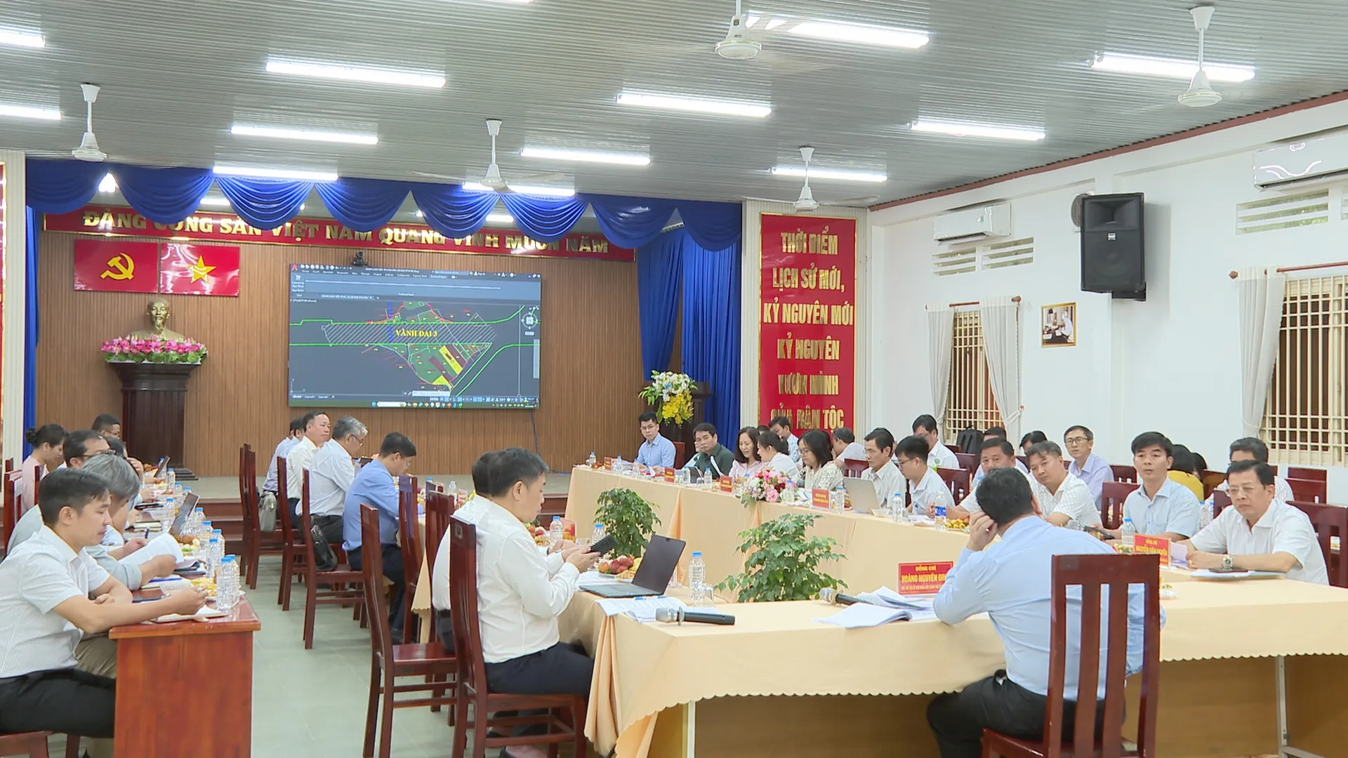 Đại diện các đơn vị báo cáo tiến độ, trao đổi những khó khăn trong công tác bồi thường, giải phóng mặt bằng