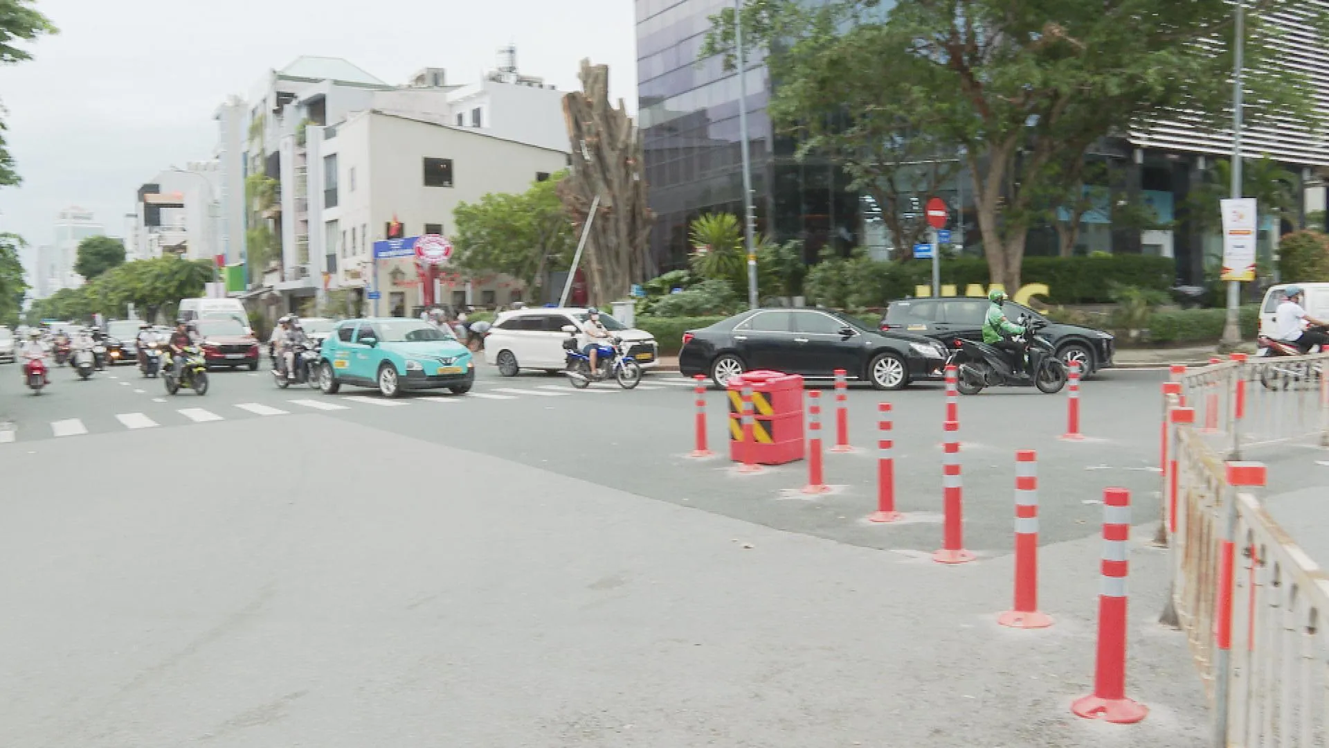TP. Hồ Chí Minh đồng loạt điều chỉnh giao thông nhiều tuyến đường | Thời sự HTV ngày 10/10/2026 - Ảnh 3. TP. Hồ Chí Minh điều chỉnh tổ chức giao thông trên nhiều tuyến đường để phục vụ thi công tuyến đường sắt đô thị số 2 và giảm áp lực giao thông