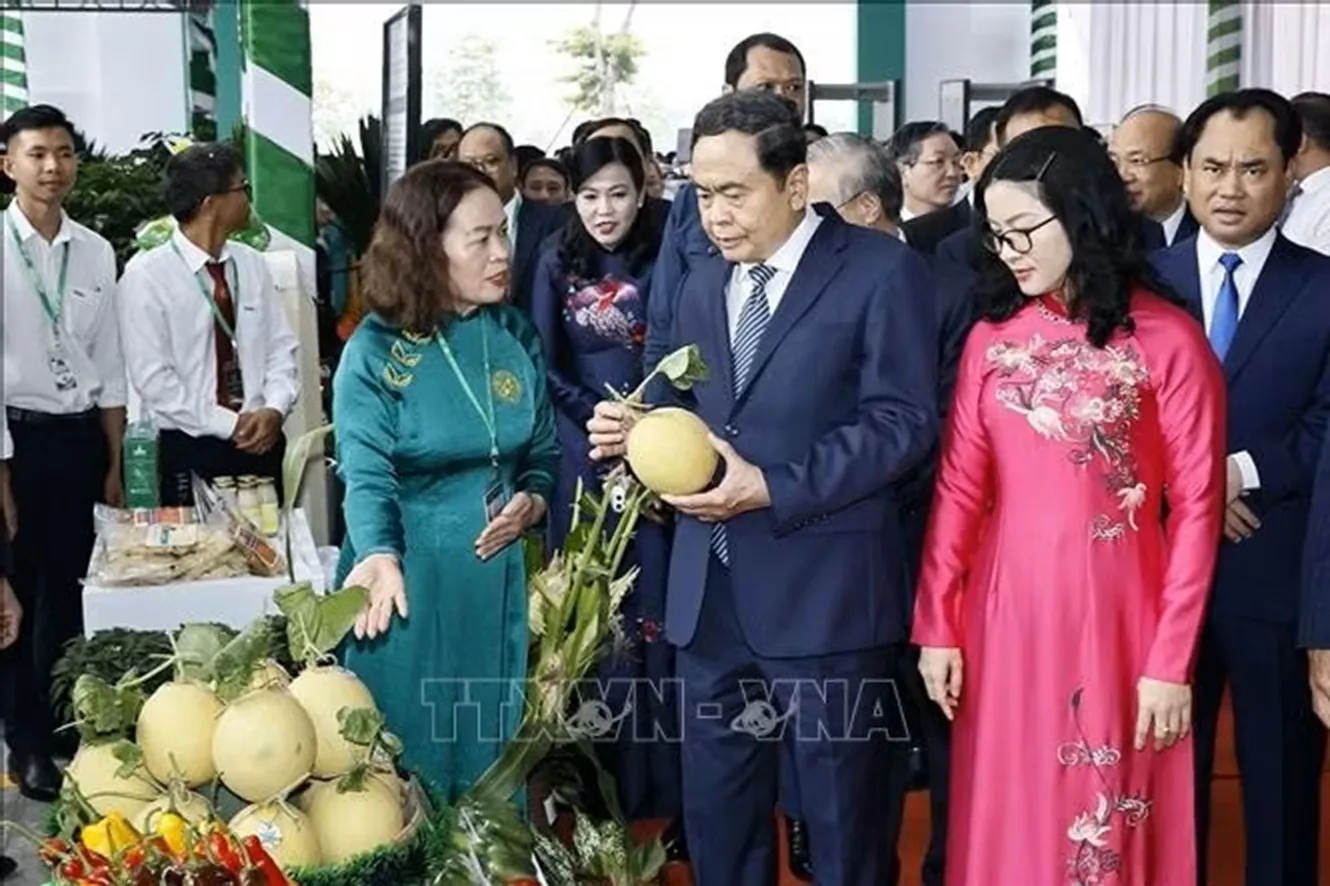 Chủ tịch Quốc hội Trần Thanh Mẫn và đại biểu tham quan trưng bày sản phẩm của Học viện Nông nghiệp Việt Nam (Ảnh: Doãn Tấn/TTXVN)
