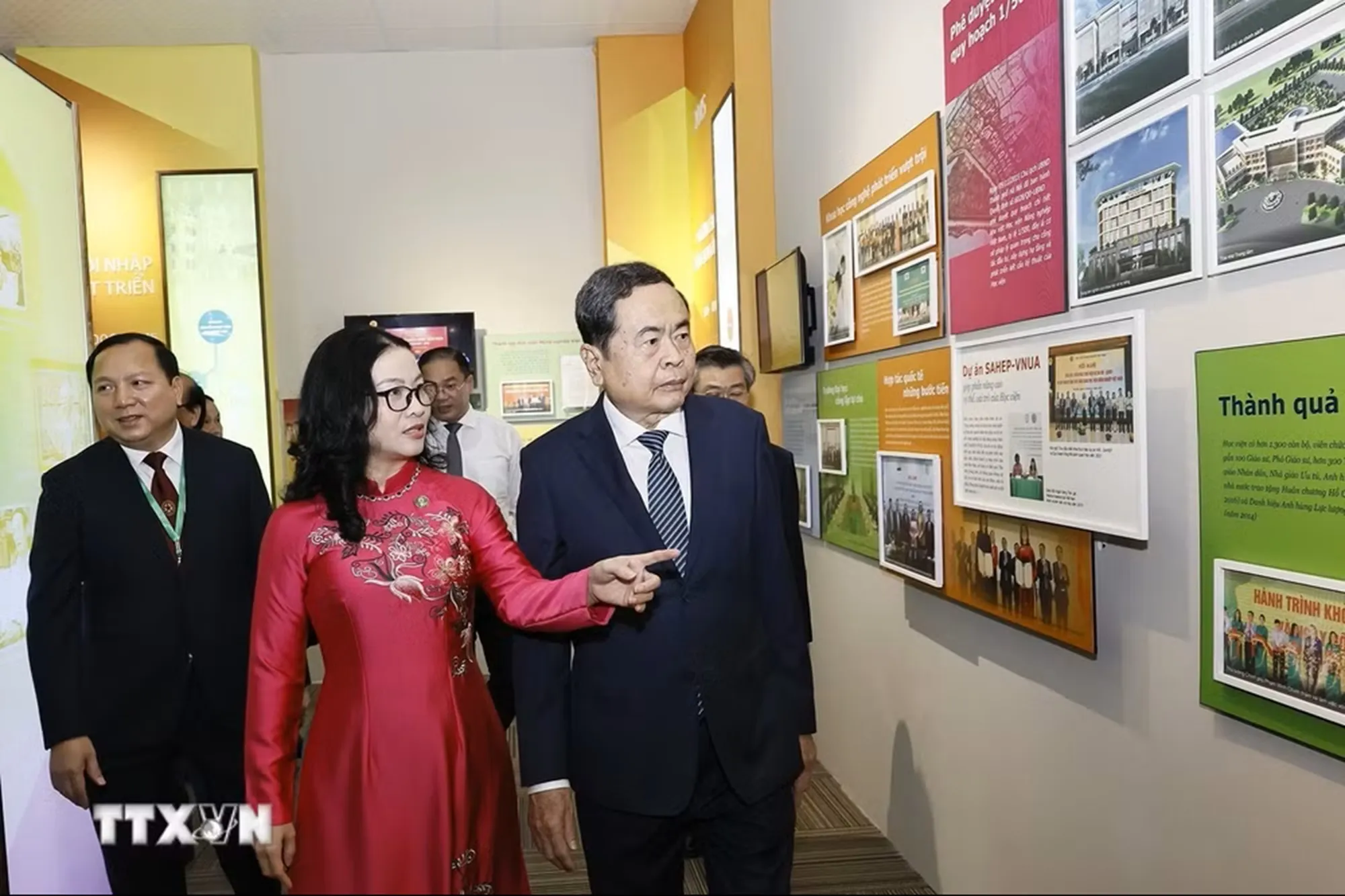 Chủ tịch Quốc hội Trần Thanh Mẫn tham quan phòng truyền thống của Học viện Nông nghiệp Việt Nam (Ảnh: Doãn Tấn/TTXVN)