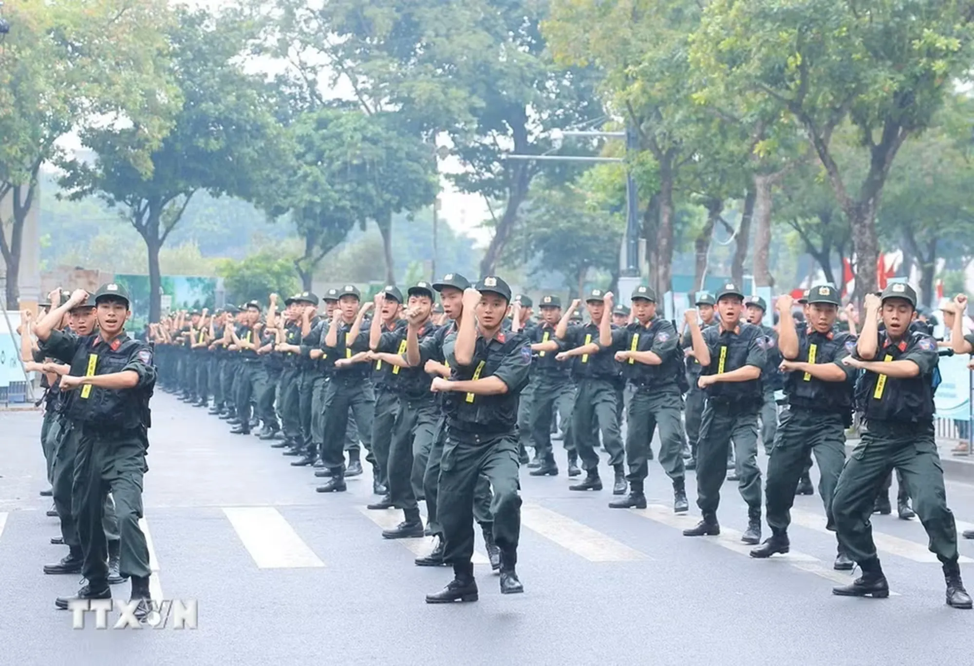 Sau lễ phát động là các hoạt động chạy, đi bộ đồng hành xung quanh khu vực hồ Hoàn Kiếm cùng hoạt động biểu diễn võ thuật, các môn thể thao (Ảnh: Hoàng Hiếu/TTXVN)