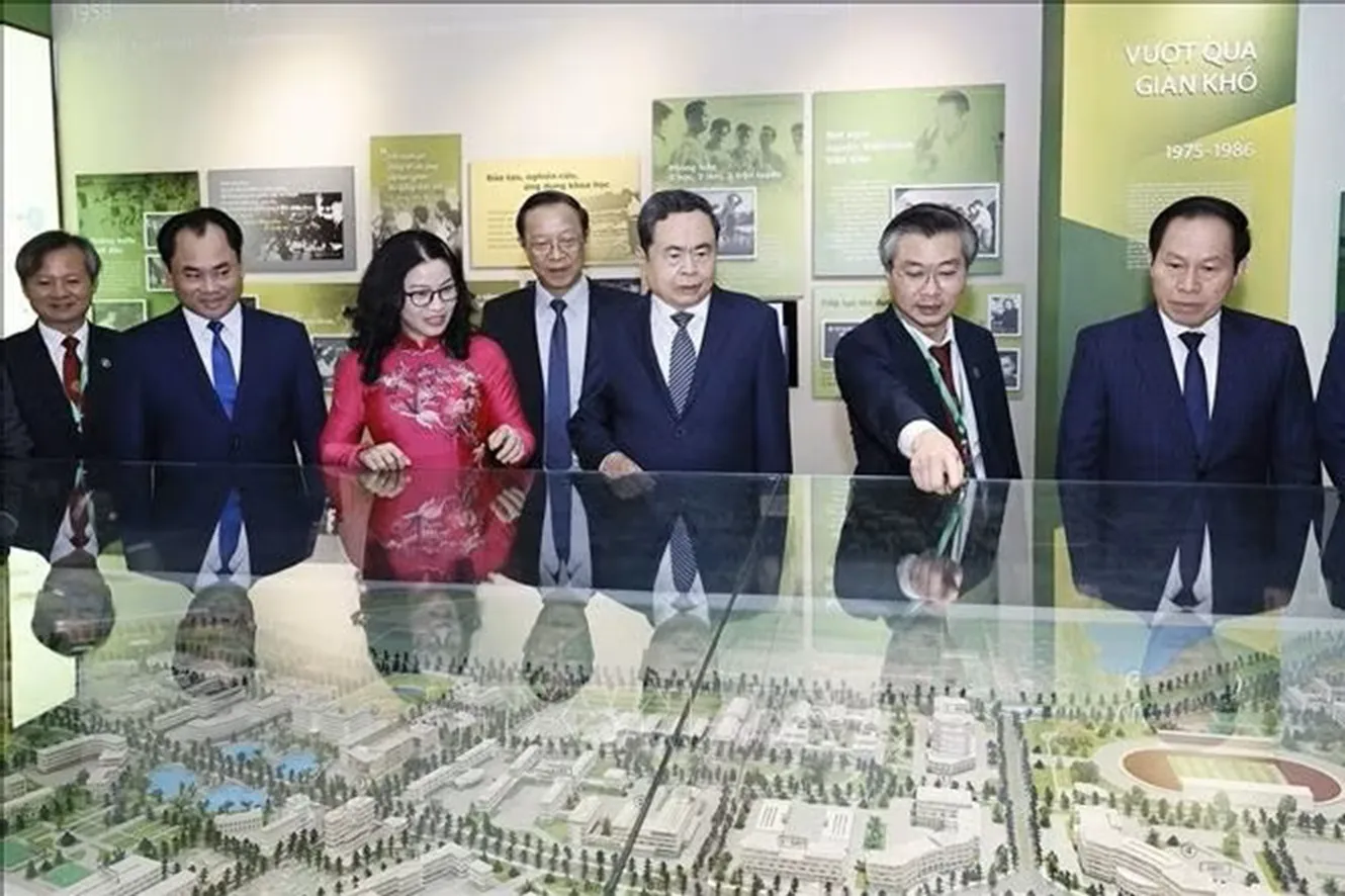 Chủ tịch Quốc hội Trần Thanh Mẫn tham quan phòng truyền thống của Học viện Nông nghiệp Việt Nam (Ảnh: Doãn Tấn/TTXVN)