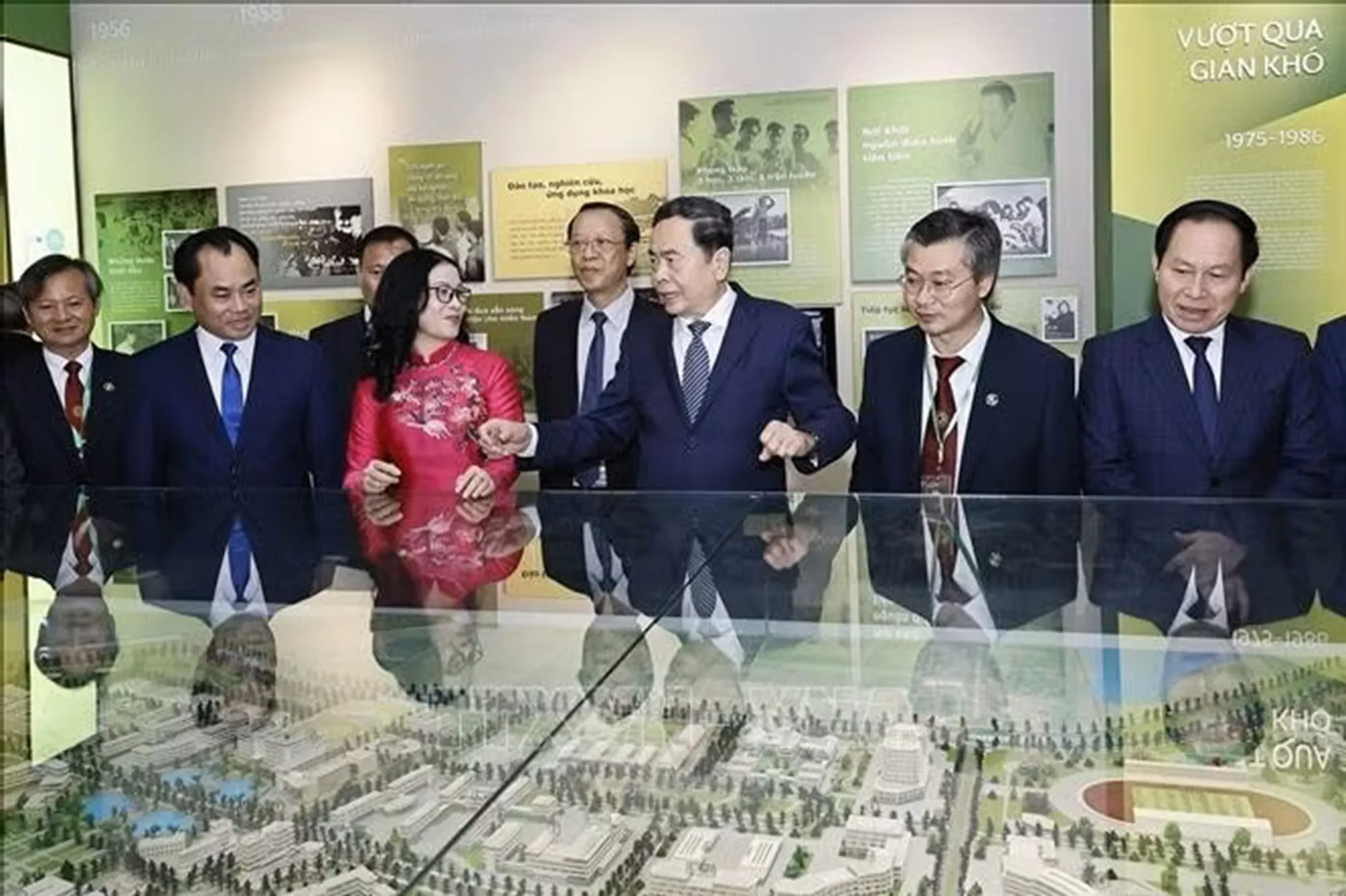 Chủ tịch Quốc hội Trần Thanh Mẫn tham quan phòng truyền thống của Học viện Nông nghiệp Việt Nam (Ảnh: Doãn Tấn/TTXVN)