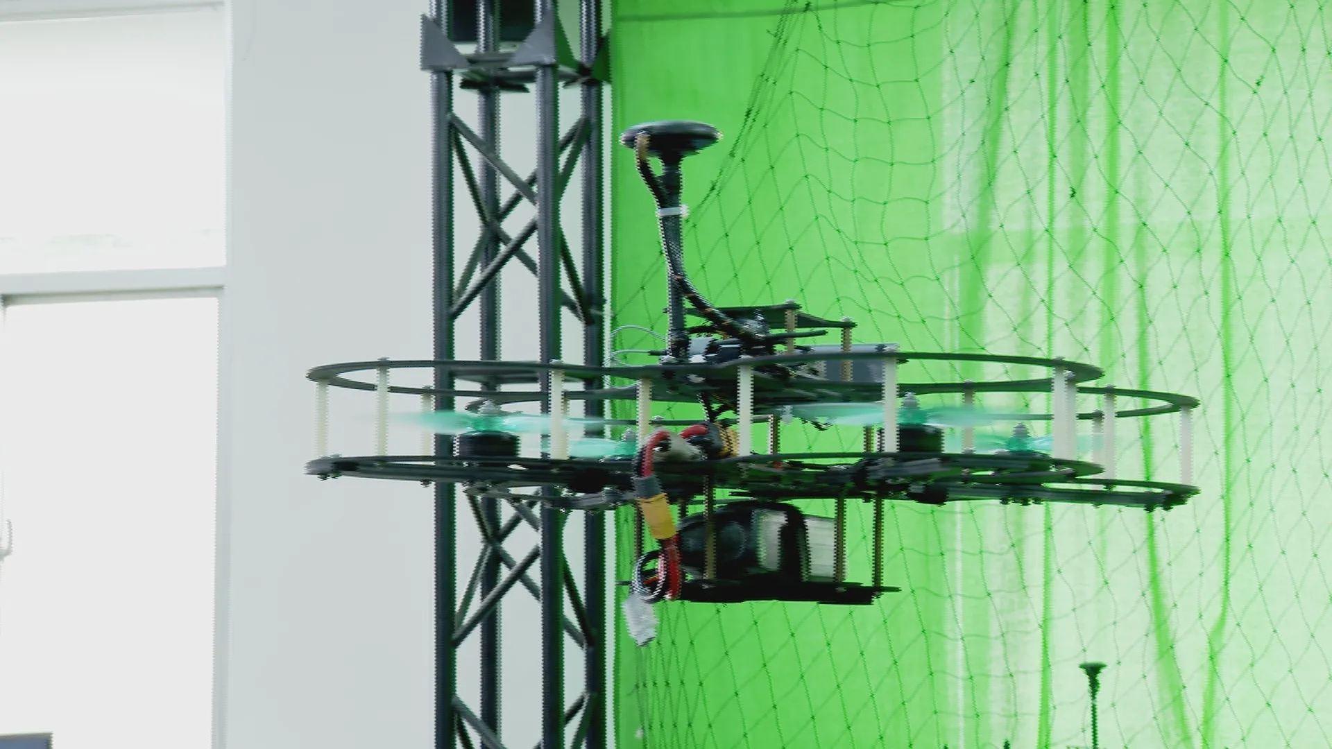 Sinh viên thực hành nghiên cứu máy bay ko người lái