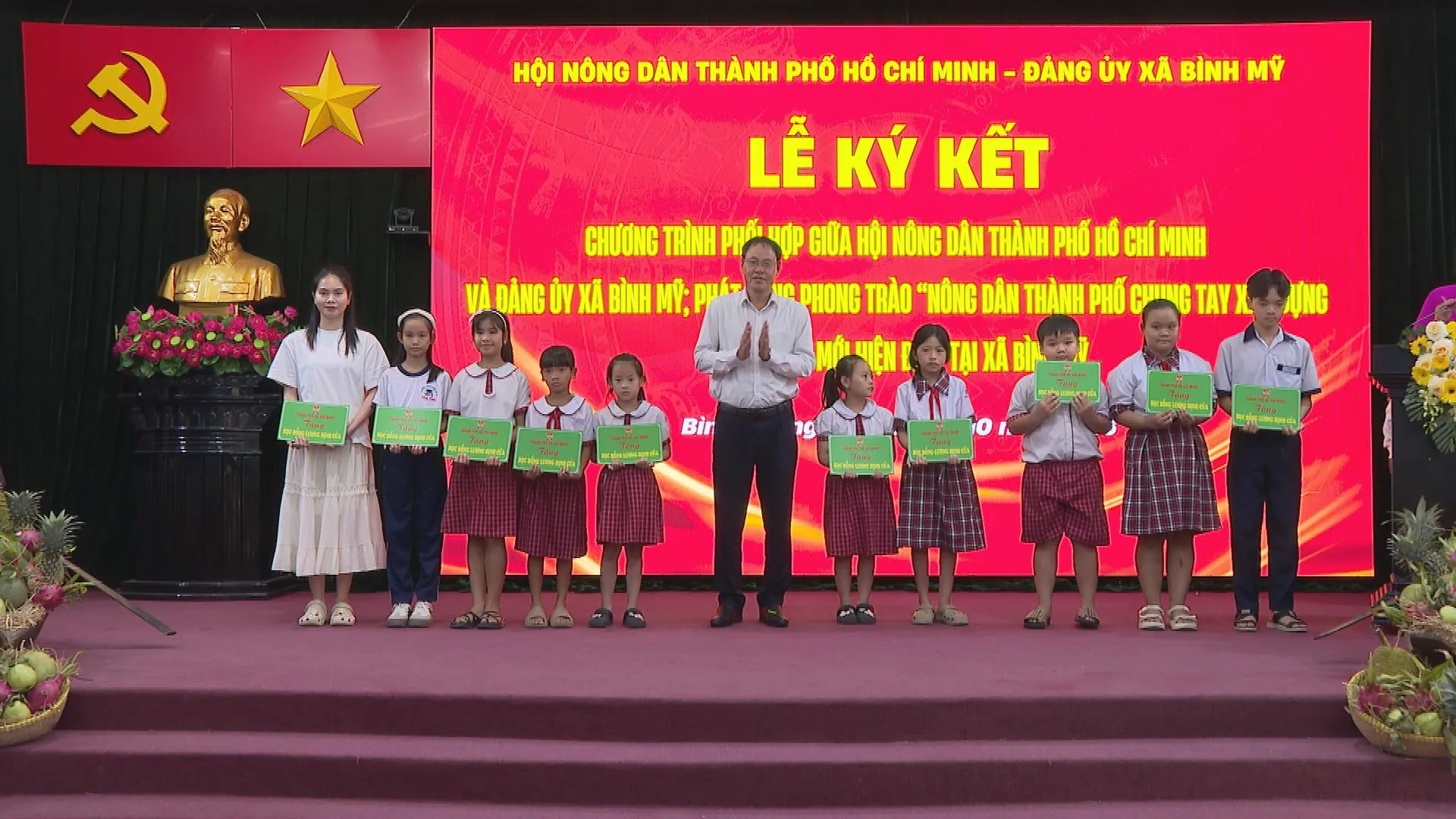 Đổi mới phương thức hoạt động hướng tới nông nghiệp xanh và sinh thái tại TP. Hồ Chí Minh - Ảnh 3. Trao học bổng cho các em học sinh có hoàn cảnh khó khăn tại xã Bình Mỹ