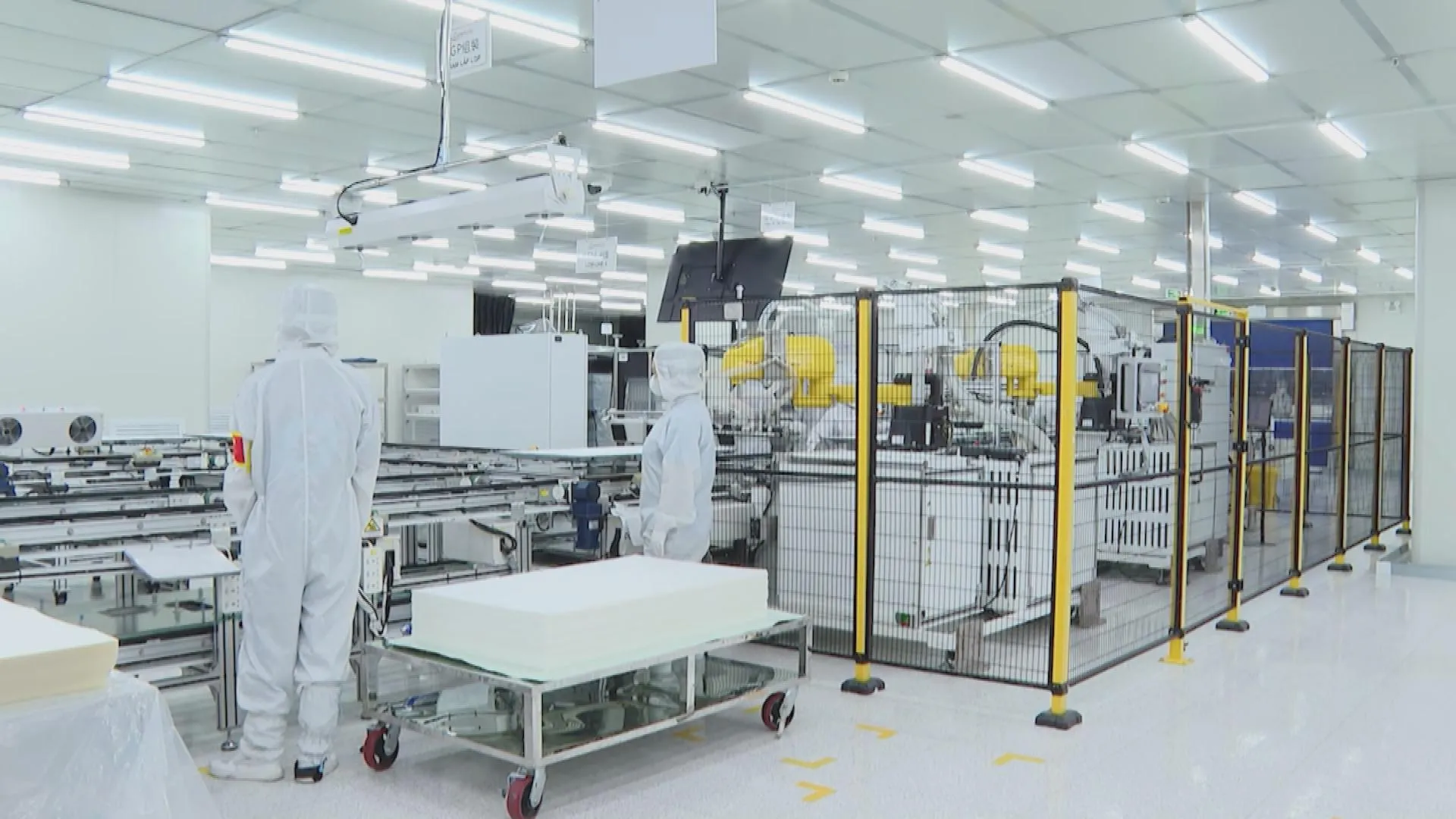 Kỹ thuật viên làm việc trong phòng sạch tại nhà máy công nghệ cao, nơi đang được kiến nghị tháo gỡ các vướng mắc về thủ tục chứng nhận hợp quy sản phẩm