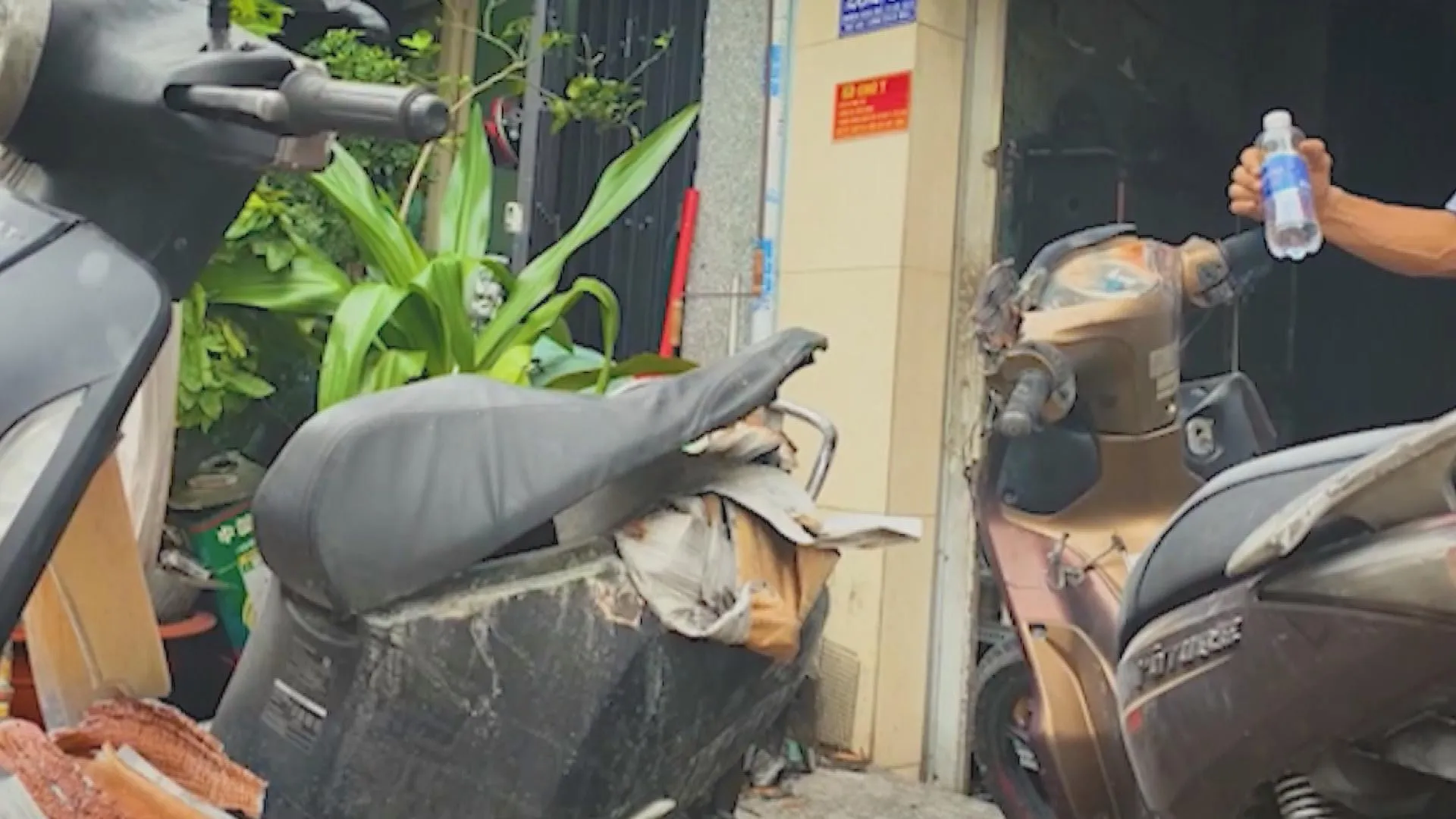 Cháy nhà ở phường Khánh Hội: Hiện trường vụ cháy nhà trong hẻm đường Đoàn Văn Bơ, TP. Hồ Chí Minh - Ảnh 1. Hiện trường vụ cháy nhà trong hẻm đường Đoàn Văn Bơ, phường Khánh Hội