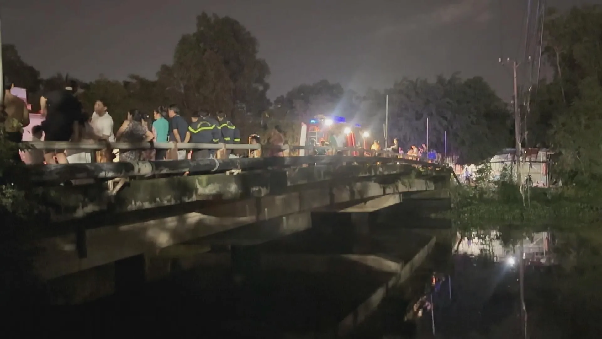Nghi vấn sạc xe điện gây cháy nhà, một người tử vong ở TP. Hồ Chí Minh | 60 Giây Sáng ngày 10/10/2026 - Ảnh 2. Lực lượng chức năng điều tra vụ thiếu niên đuối nước tử vong dưới rạch Ông Bố, phường Bình Hòa