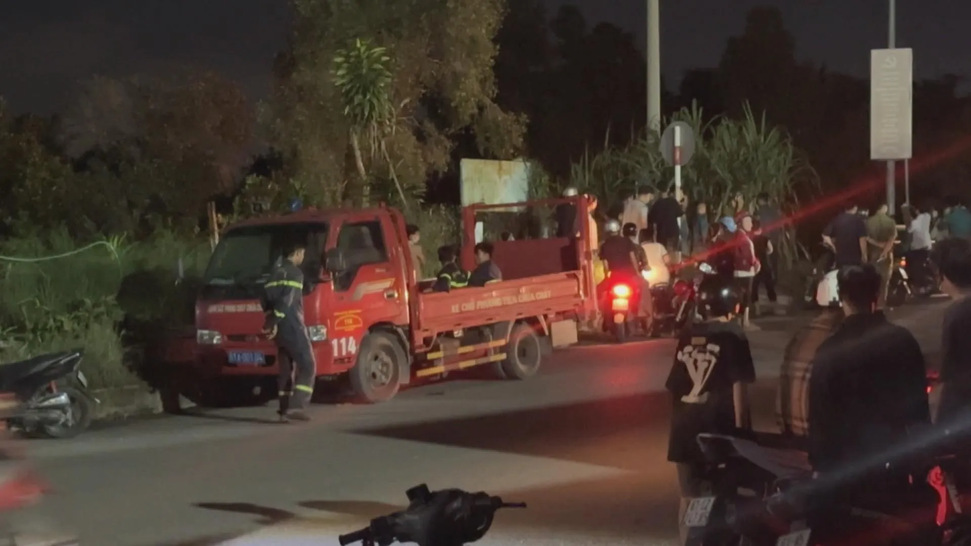 Nghi vấn sạc xe điện gây cháy nhà, một người tử vong ở TP. Hồ Chí Minh | 60 Giây Sáng ngày 10/10/2026 - Ảnh 3. Lực lượng chức năng điều tra vụ thiếu niên đuối nước tử vong dưới rạch Ông Bố, phường Bình Hòa