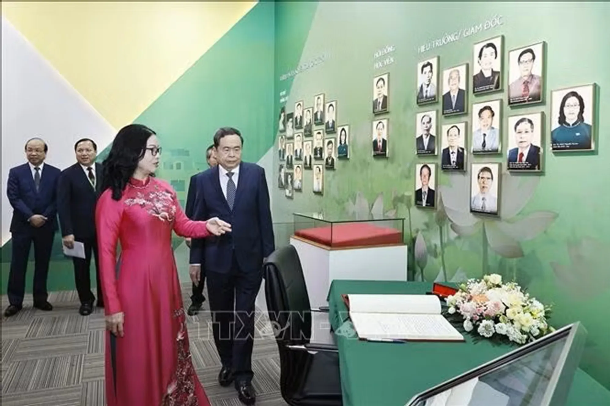 Chủ tịch Quốc hội Trần Thanh Mẫn tham quan phòng truyền thống của Học viện Nông nghiệp Việt Nam (Ảnh: Doãn Tấn/TTXVN)