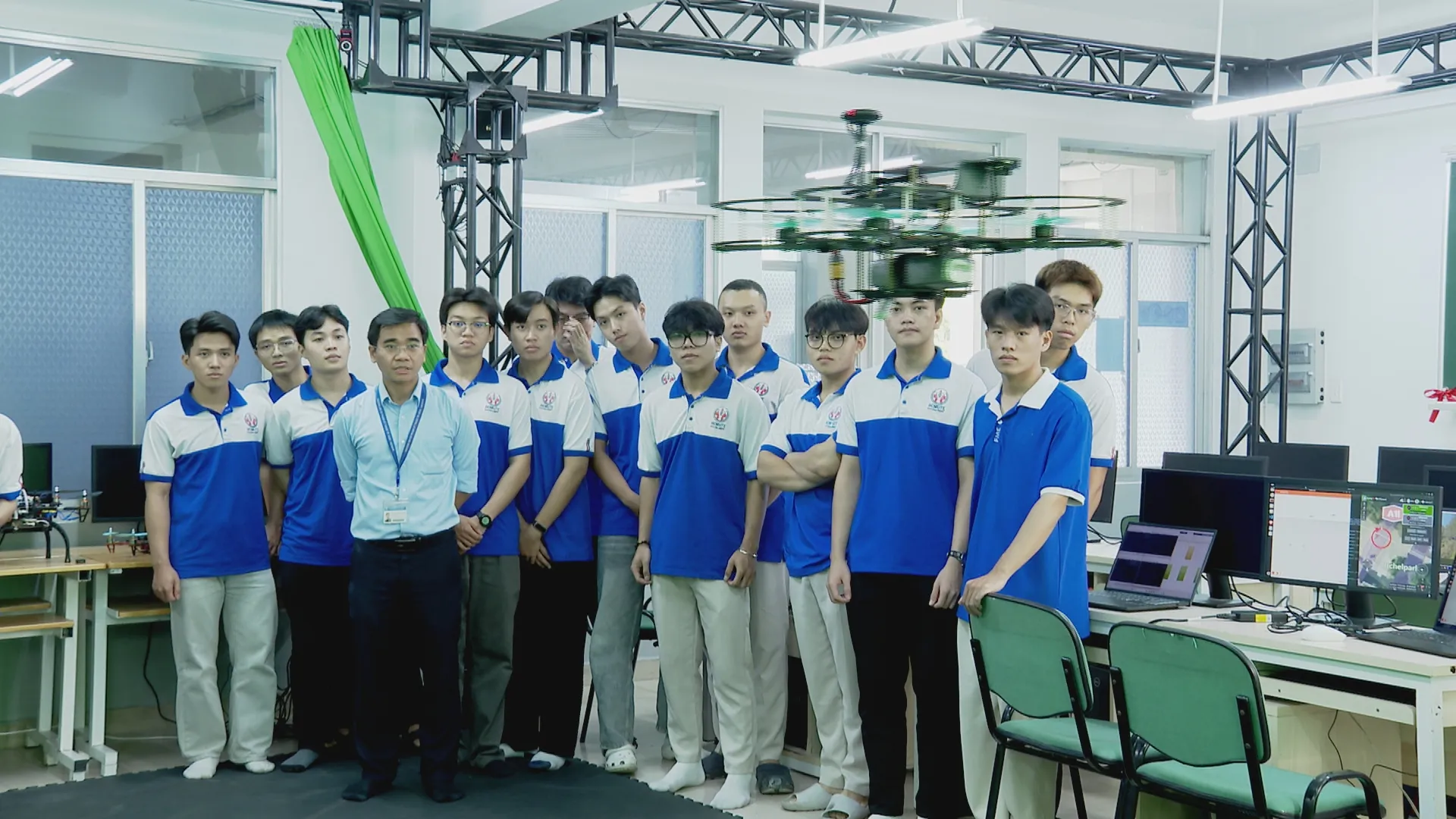 Sinh viên thực hành nghiên cứu máy bay ko người lái