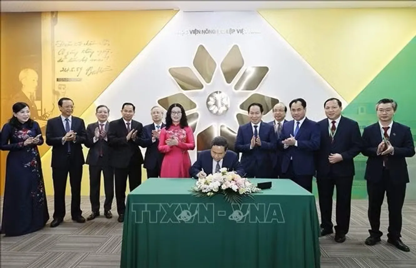 Chủ tịch Quốc hội Trần Thanh Mẫn viết lưu bút tại Học viện Nông nghiệp Việt Nam (Ảnh: Doãn Tấn/TTXVN)