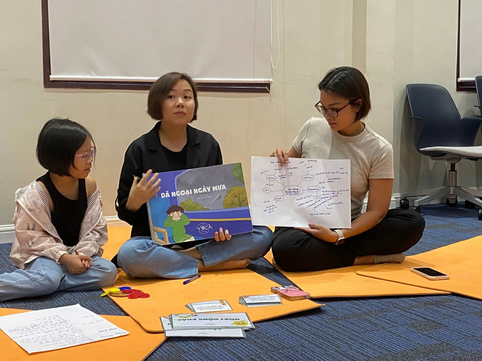 Với chị Huỳnh Duyên, mỗi buổi học bắt đầu từ việc lắng nghe, thấu hiểu trẻ nhỏ trước khi nghĩ đến việc dạy