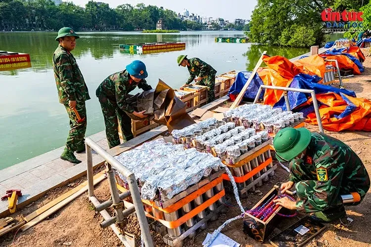Cán bộ, chiến sĩ khẩn trương hoàn thiện trận địa pháo hoa bên hồ Hoàn Kiếm, chuẩn bị cho màn trình diễn tối 10/10.