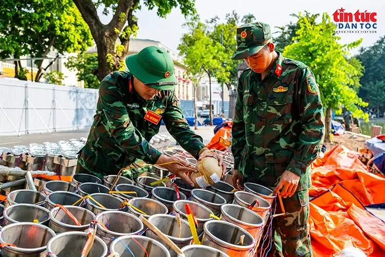 Thực hiện lắp đặt pháo hoa vào hệ thống ống phóng tại trận địa hồ Hoàn Kiếm.
