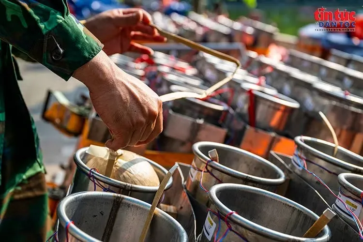 Lực lượng quân đội đưa quả pháo hoa vào ống phóng theo phương án đã được triển khai.