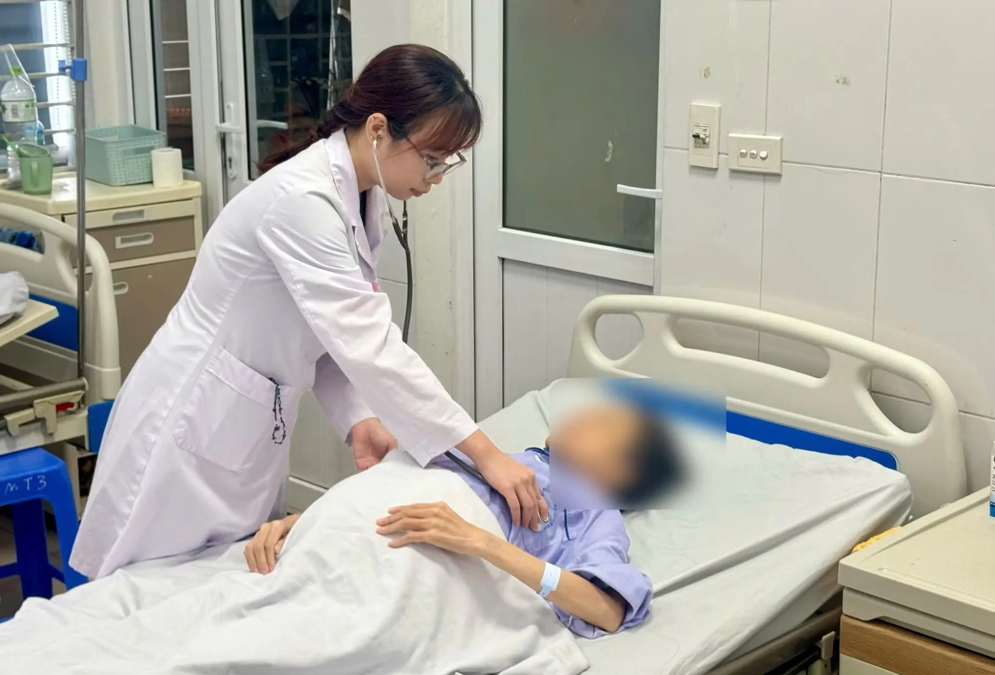 Với người mắc bệnh mạn tính hoặc điều trị dài ngày thuộc danh mục quy định, phiếu chuyển giữa các cơ sở khám, chữa bệnh có giá trị 1 năm - Ảnh: Nhân Dân