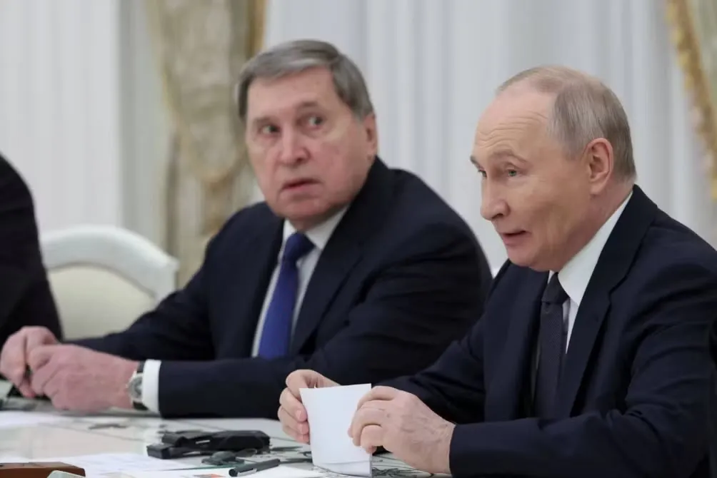 Tổng thống Liên bang Nga Vladimir Putin và Trợ lý Tổng thống Yury Ushakov tham dự một cuộc họp tại Điện Kremlin ở Moscow vào ngày 18/11 - Ảnh: Điện Kremlin