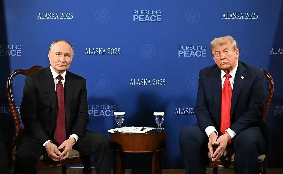 Tổng thống Nga Vladimir Putin (trái) trong cuộc họp với Tổng thống Mỹ Donald Trump tại Căn cứ Elmendorf-Richardson ở Anchorage, bang Alaska (Mỹ) ngày 15/8/2025 - Ảnh: TTXVN