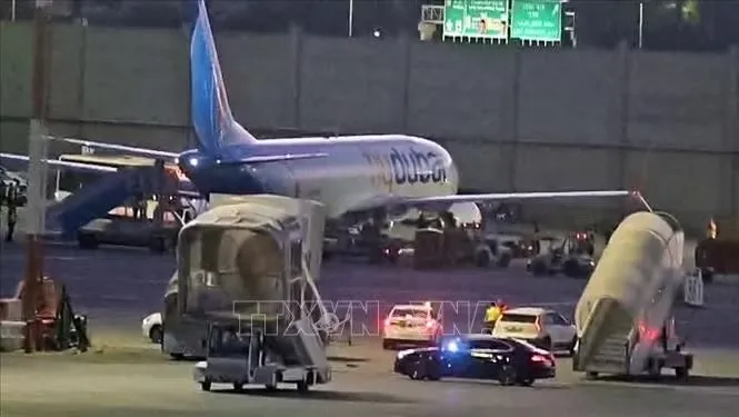 Máy bay cứu hộ đưa hành khách Israel trên chuyến bay FZ1073 của hãng Flydubai về tới sân bay Ben Gurion, gần Tel Aviv, ngày 1/10/2026 - Ảnh: TTXVN