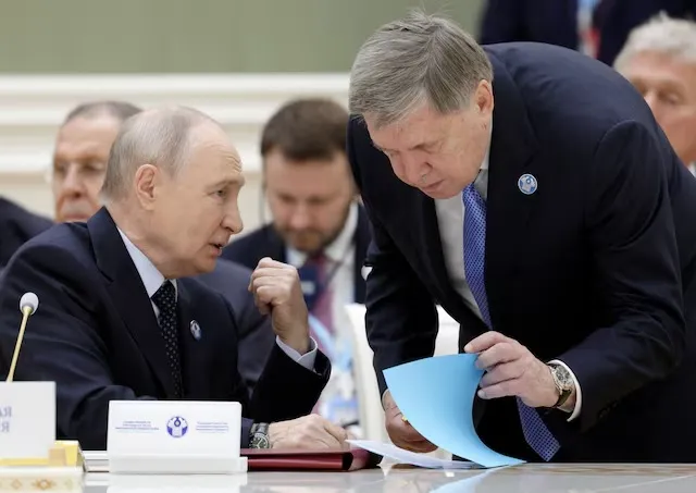 Tổng thống Nga Vladimir Putin trao đổi với Cố vấn chính sách đối ngoại Điện Kremli, Yuri Ushakov, tại hội nghị thượng đỉnh Hội đồng Nguyên thủ quốc gia CIS ở Turkmenistan ngày 9/10/2026 (Nguồn: Reuters)