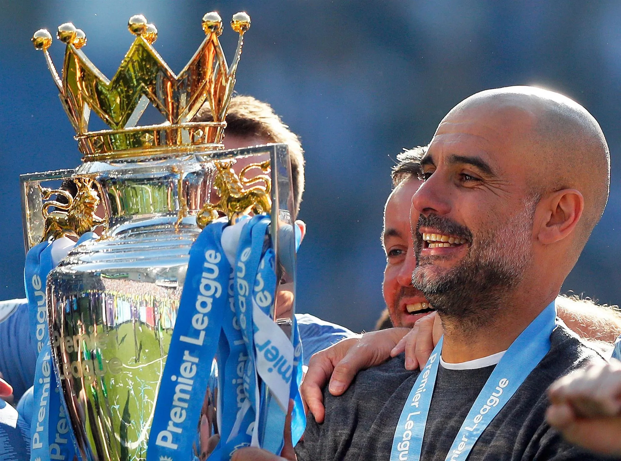 HLV Manchester City Pep Guardiola nâng cao chiếc cúp vô địch Ngoại hạng Anh sau trận đấu giữa Brighton và Manchester City tại sân vận động AMEX, Brighton, Anh, ngày 12/5/2019 (Ảnh: AP)