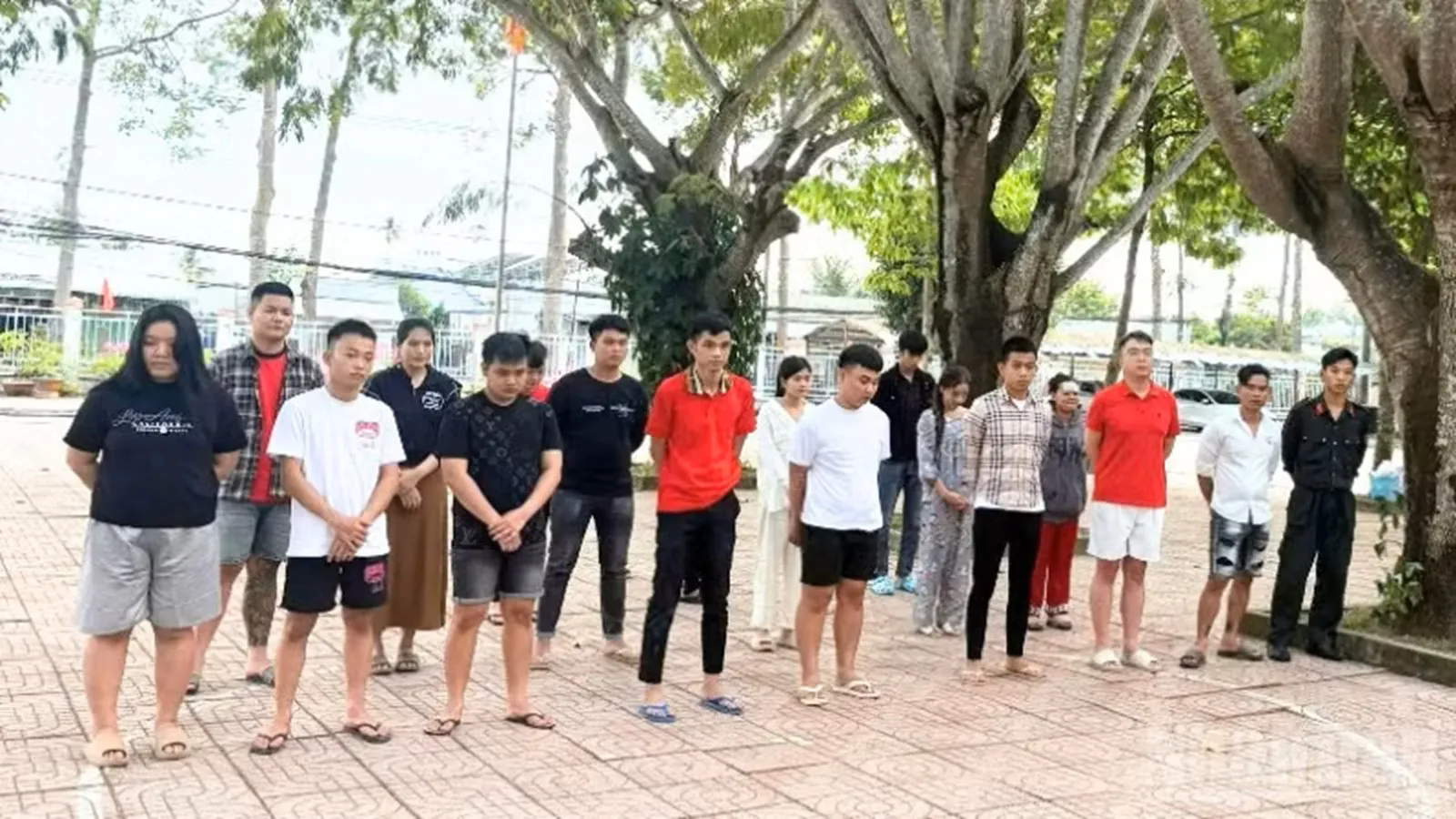 Các đối tượng có liên quan đến đường dây lừa đảo tại thời điểm bị phát hiện (Công an cung cấp)