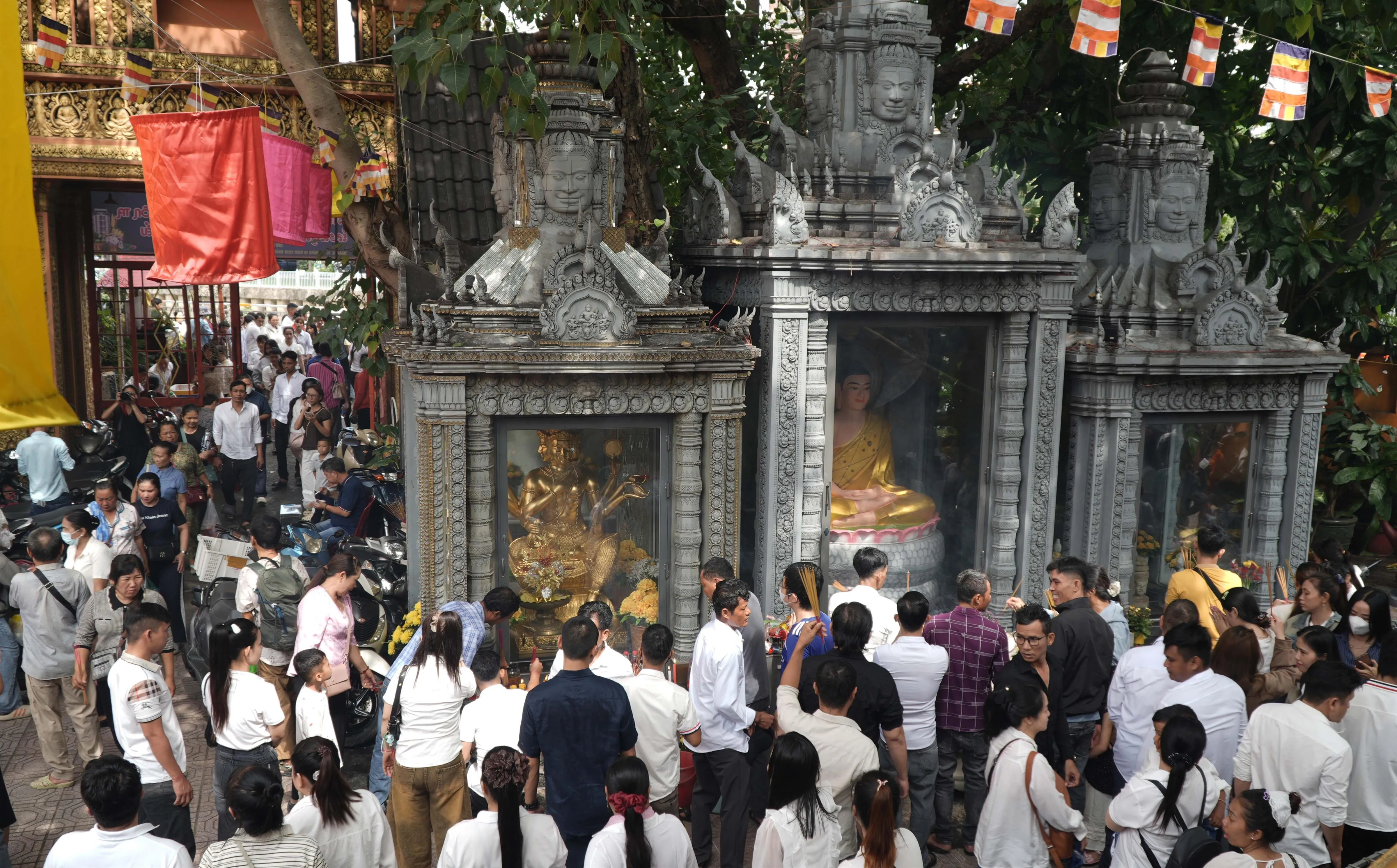 Đông đảo người dân