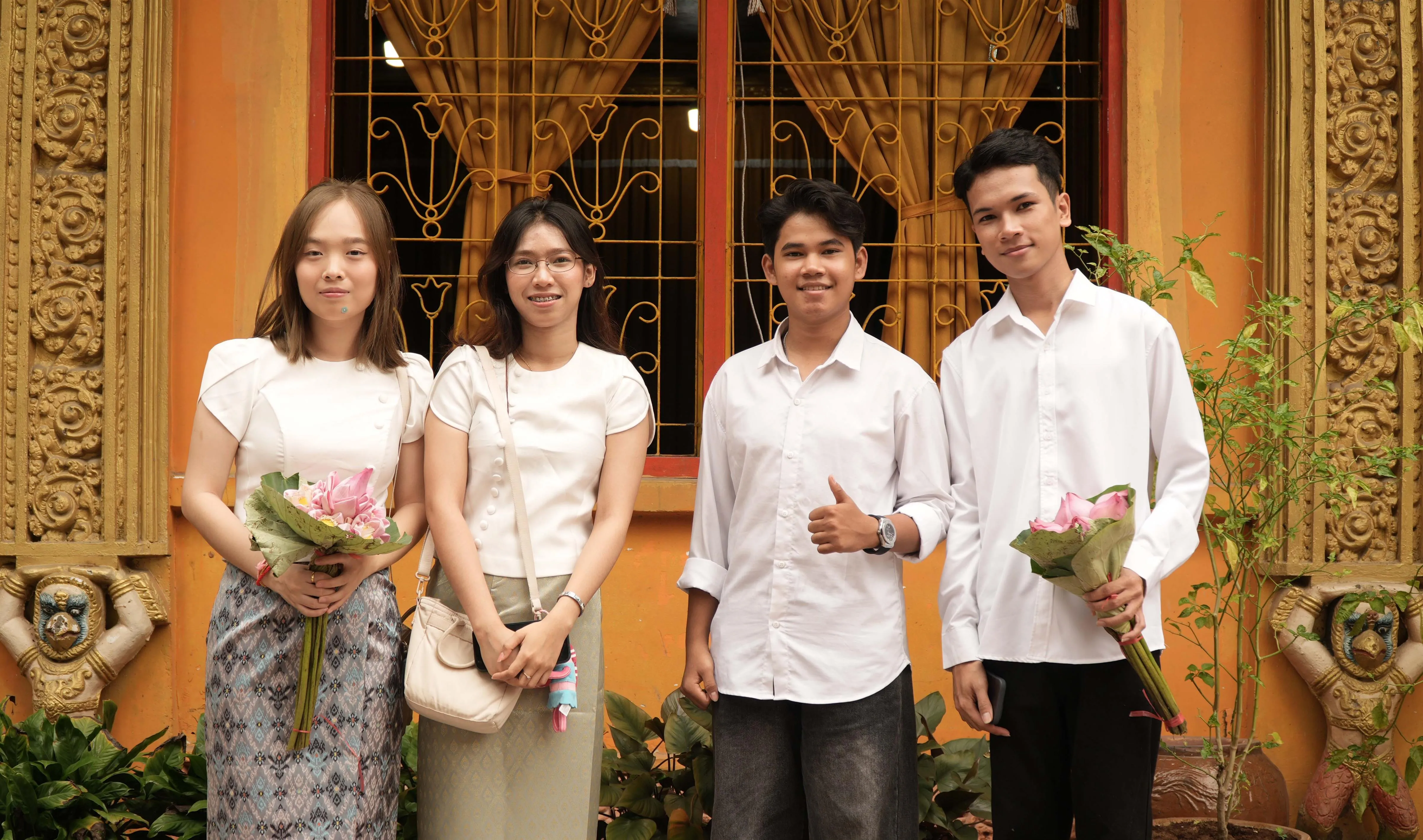 Em Tien áo trắng bìa phải